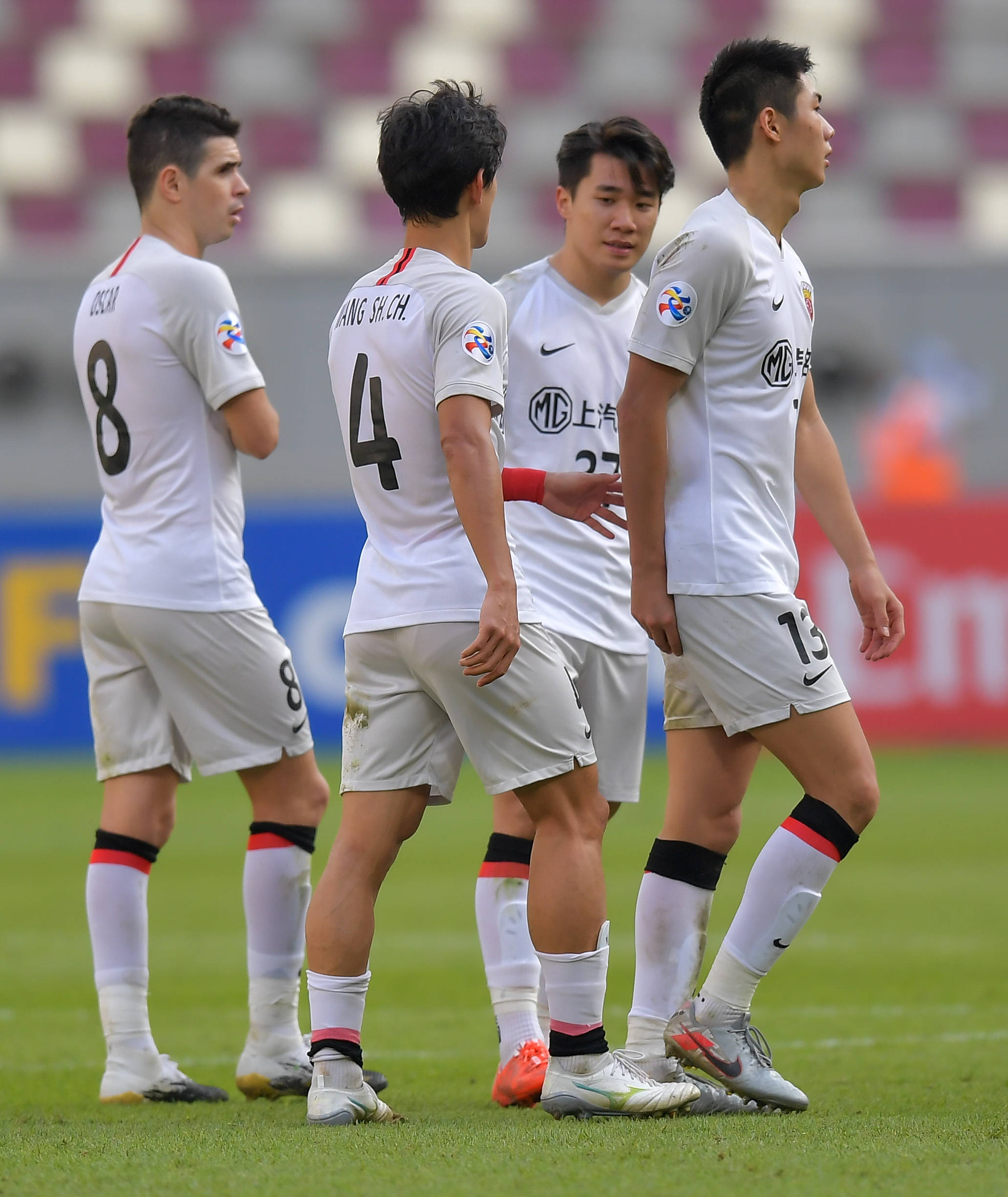 队友间的默契配合带领球队连续取得胜利