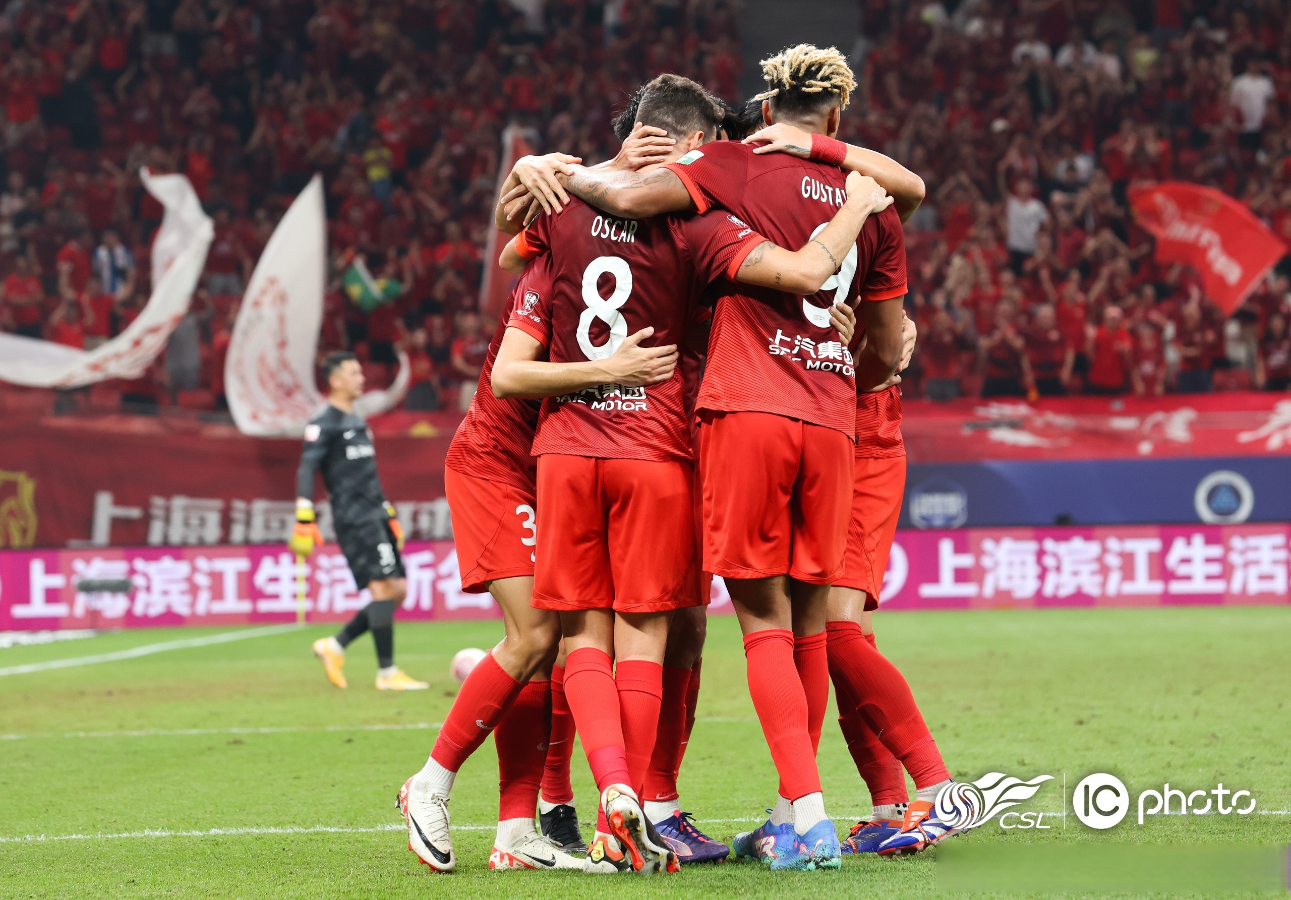 争分夺秒！球队在场上拚尽全力冲击胜利