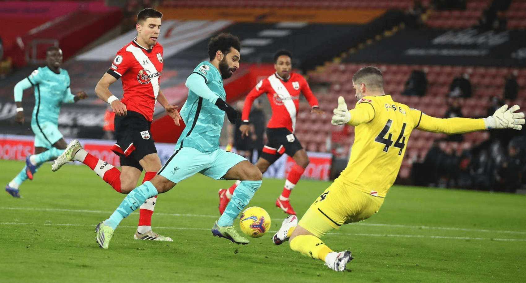 足球赛事大幕拉开，球员们奋力争取胜利权