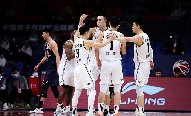 双方球队鏖战，篮球比赛悬念重重