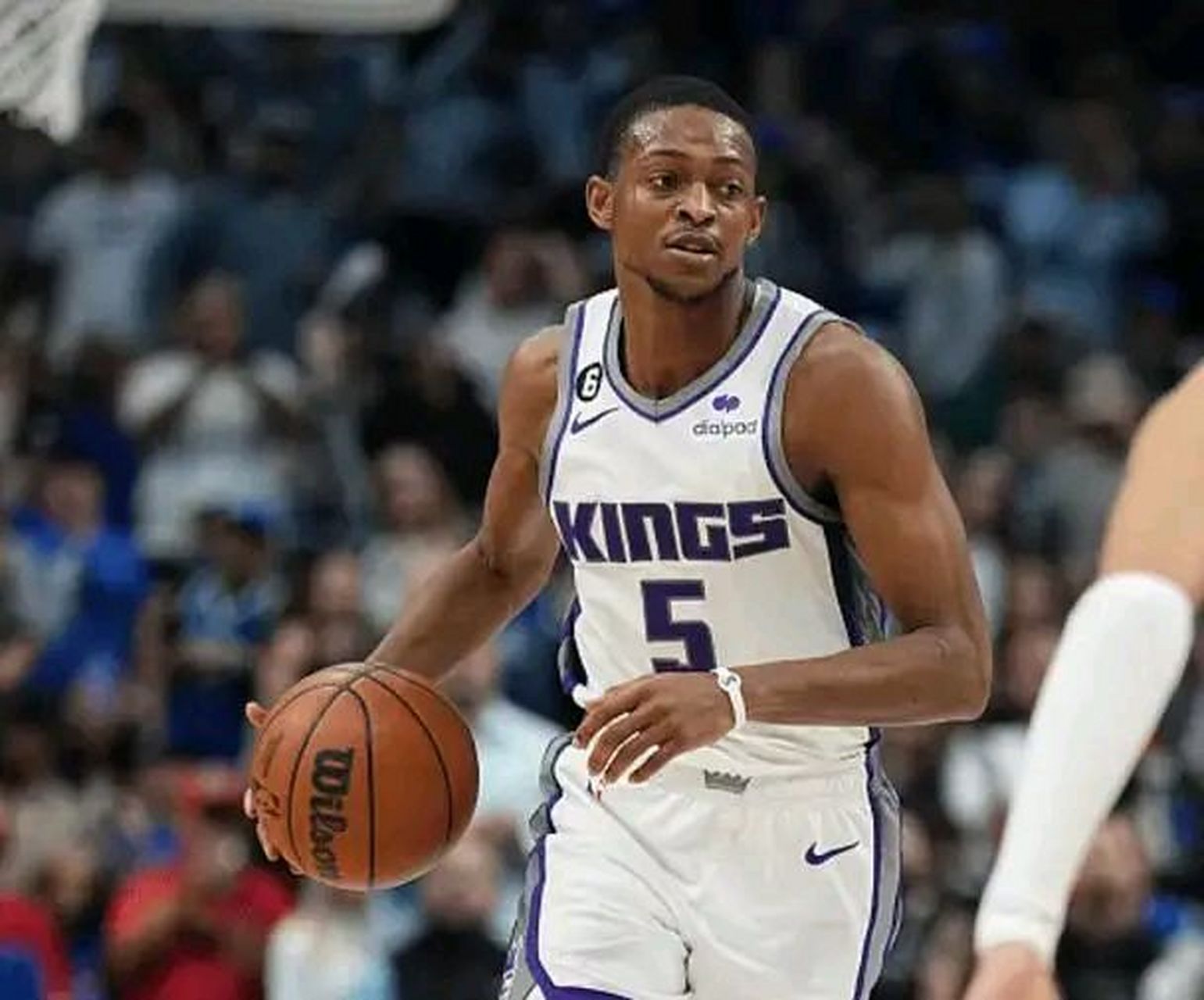 开云体育在线-国王大胜人，主场球迷助阵，球队信心十足向前迈进