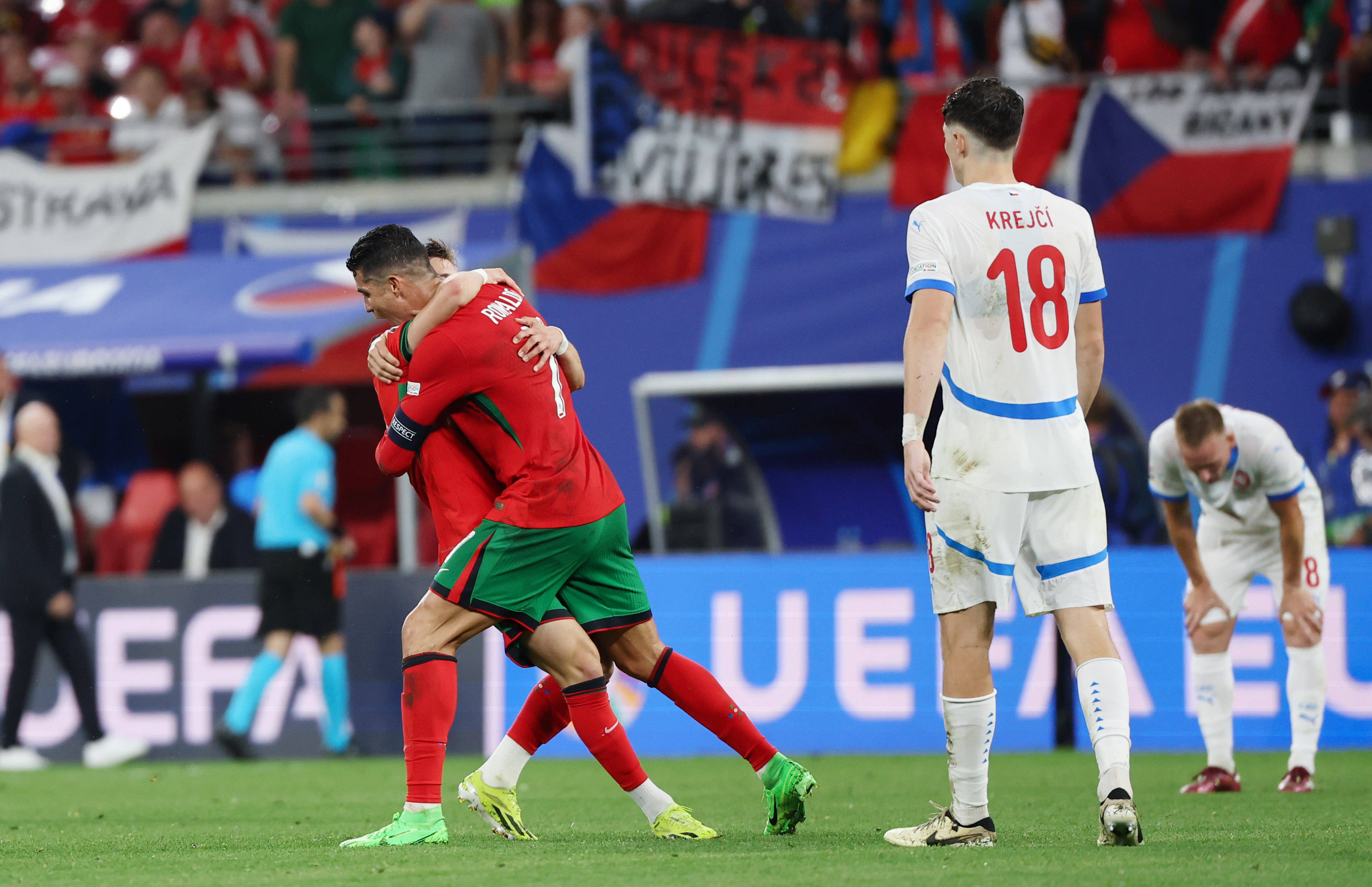 关于葡萄牙对决法国，角逐国际足球锦标的信息