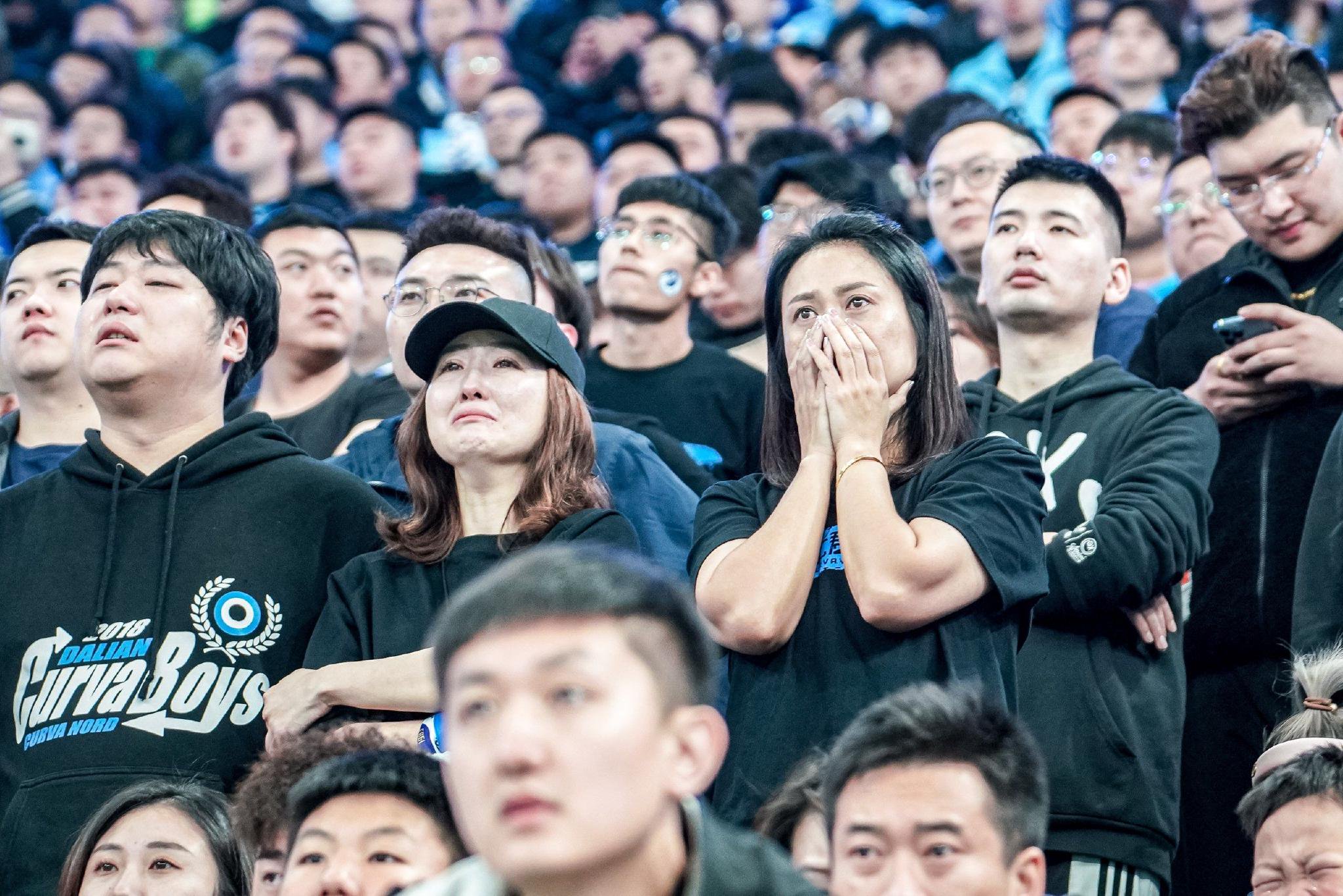 球迷热情赞颂球员的表现，场面热闹非凡