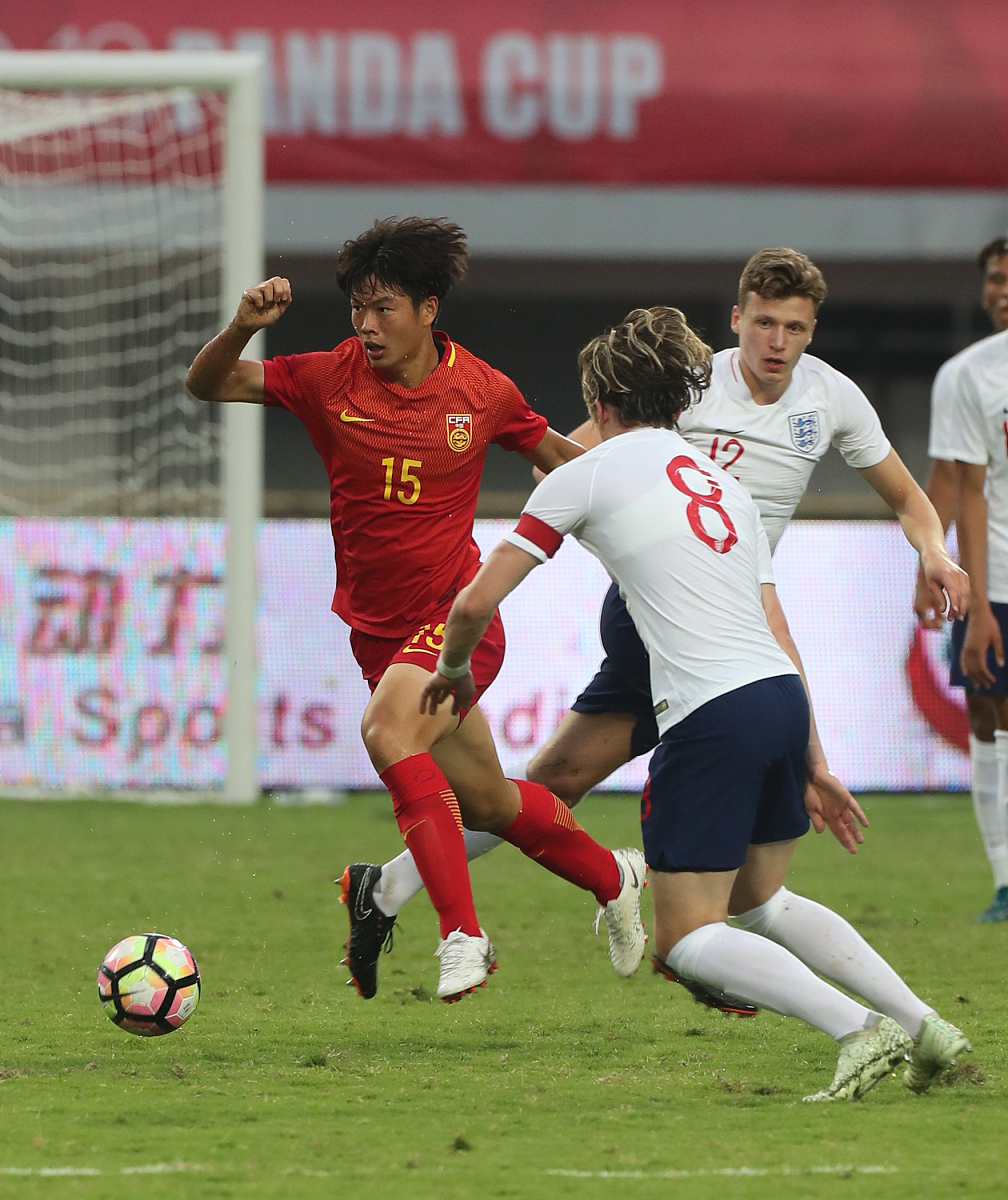 开云体育官网-足球队员表现出色，连续三场比赛保持不败