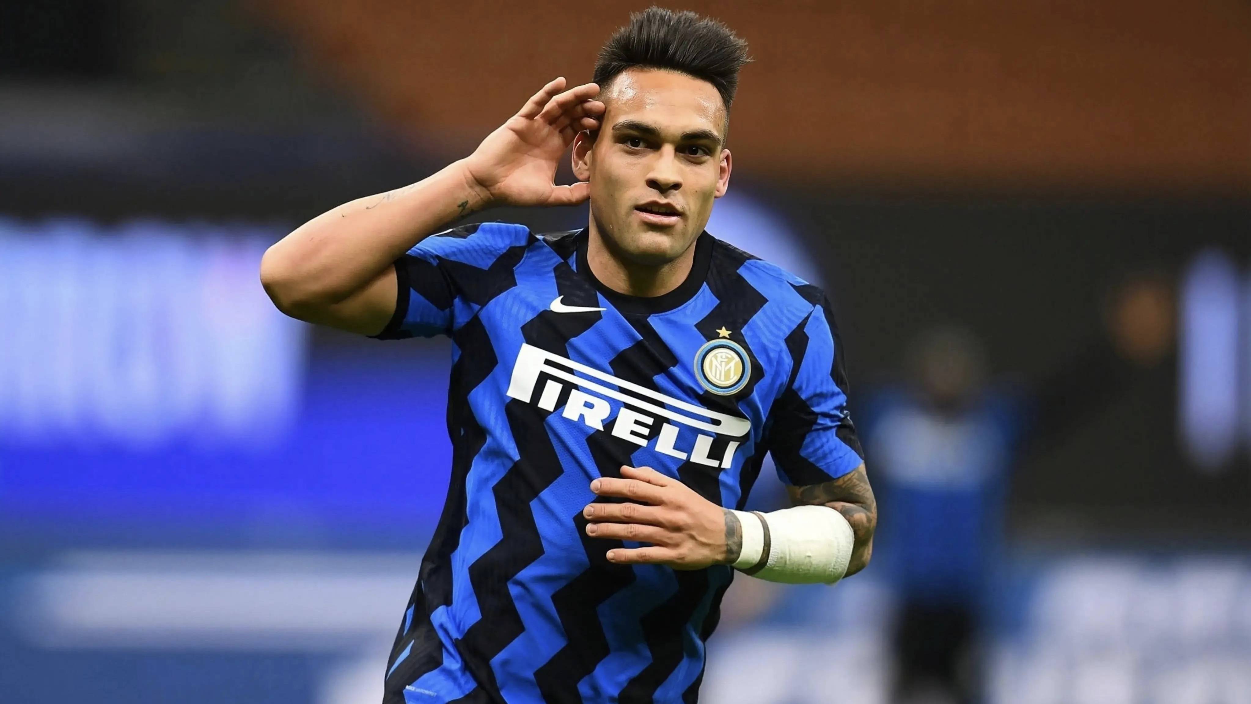 足球队员表现出色，连续三场比赛保持不败