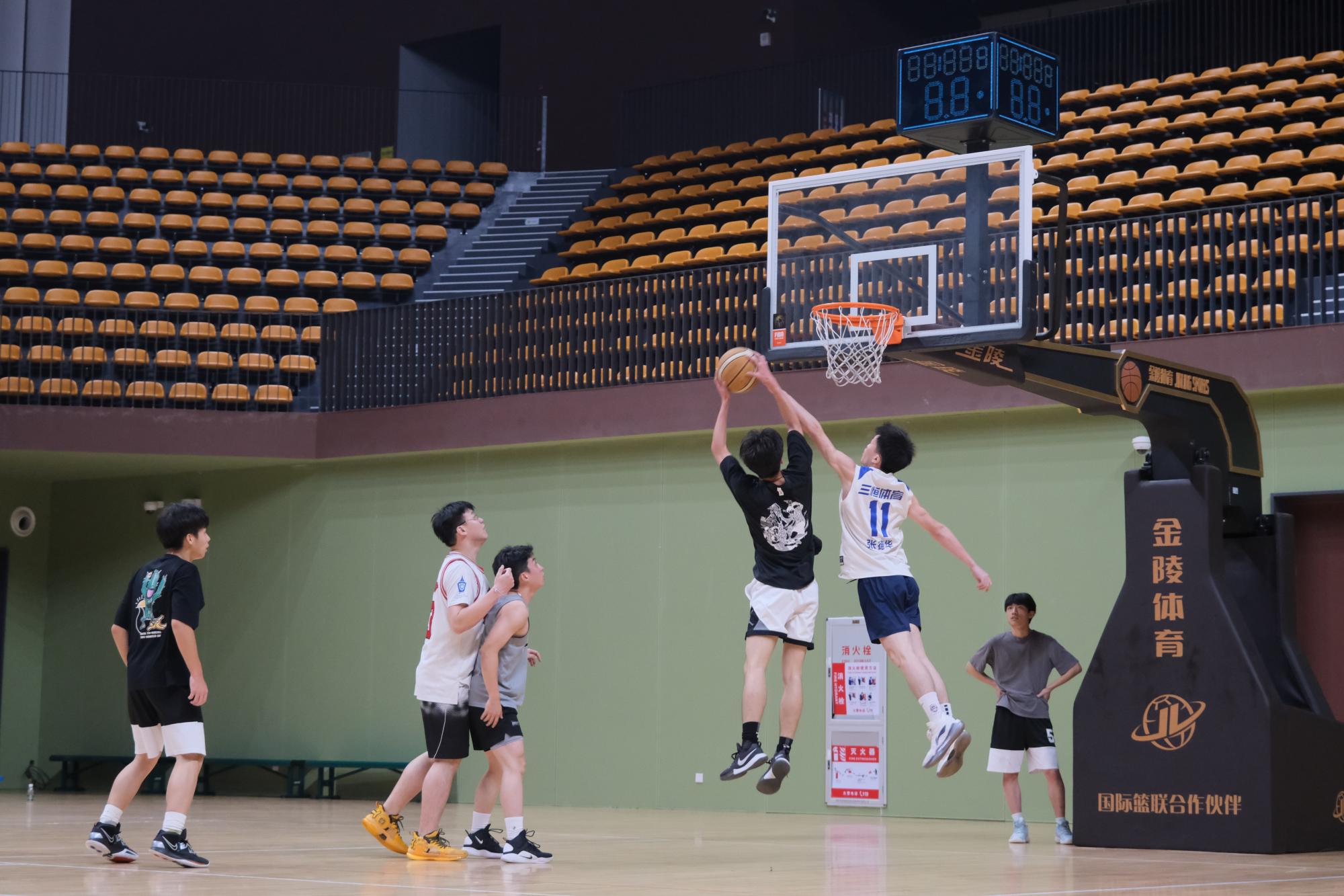 陕西男篮气贯长虹,主场告捷战胜上海队 陕西男篮气贯长虹,主场告捷战胜上海队