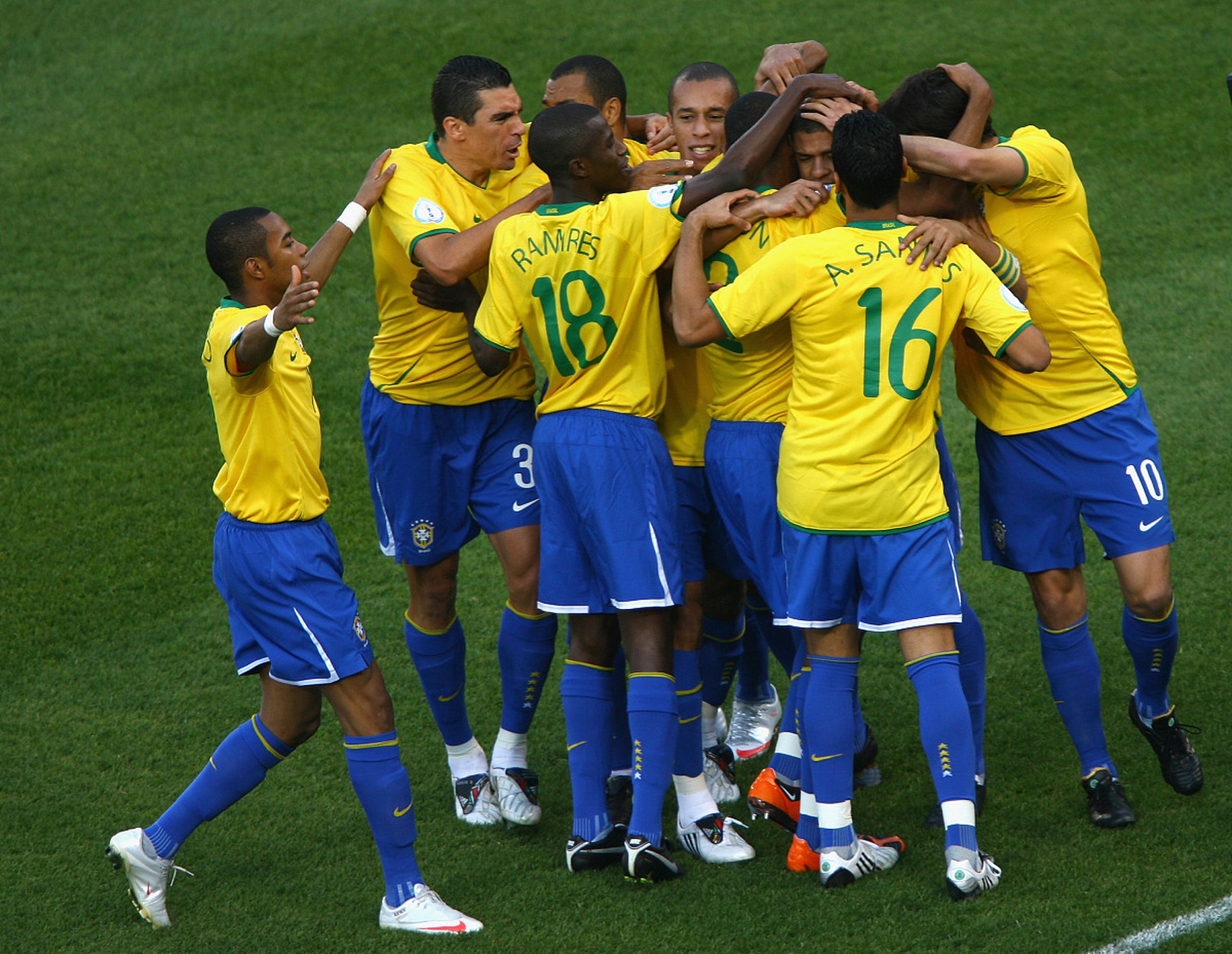 精彩瞬间不断上演，双方球队要在场上拼尽全力