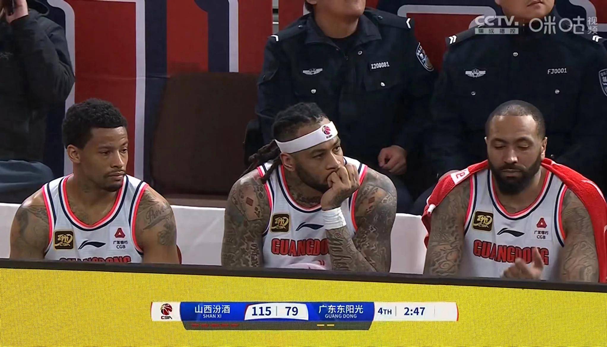 包含球员受伤事故频发，球队备战须迎接挑战的词条