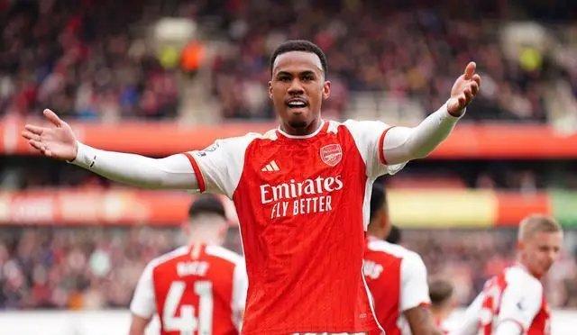 阿森纳后卫连续出击，安全守住球门不失