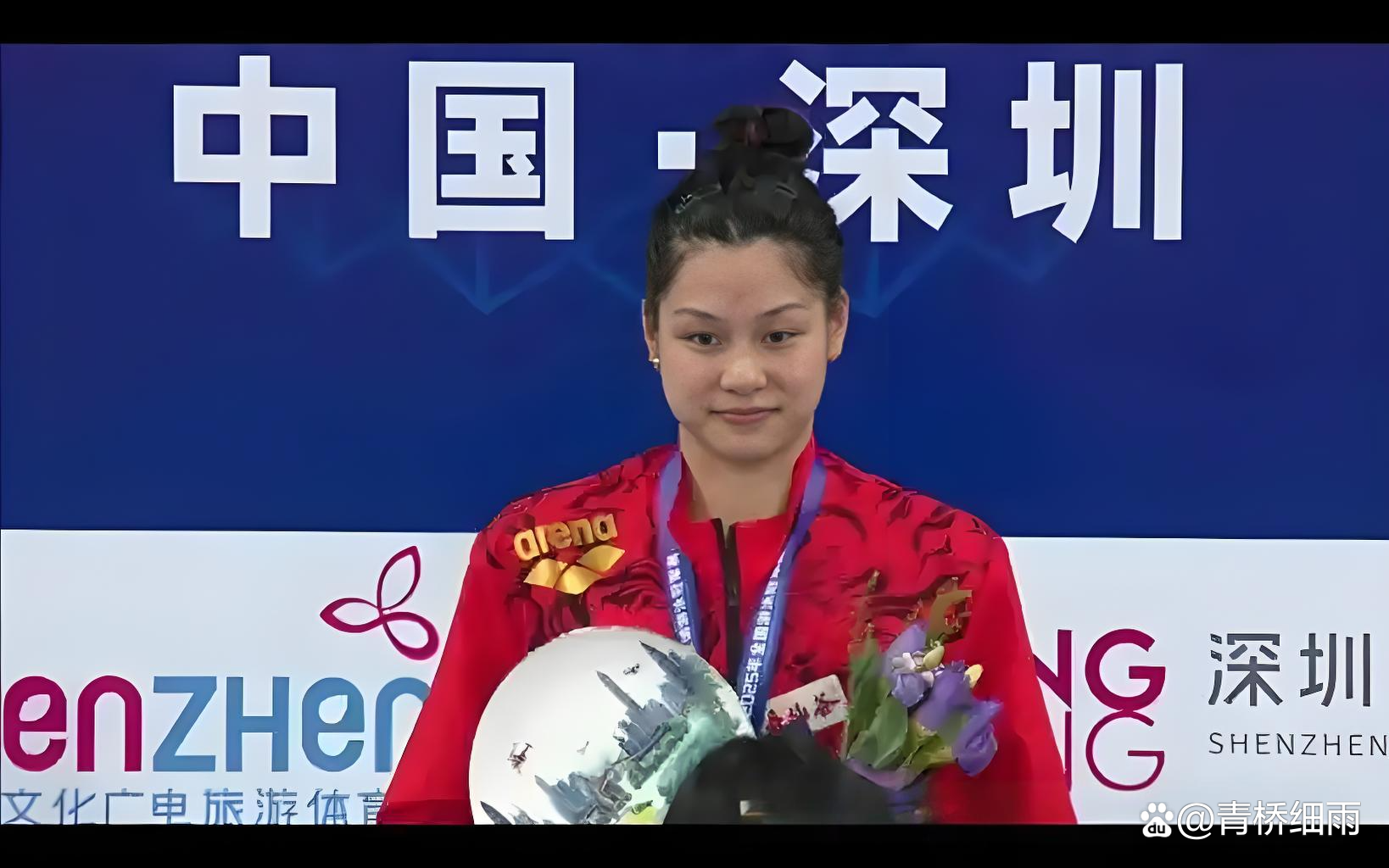 中国游泳选手在蝶泳比赛中夺冠