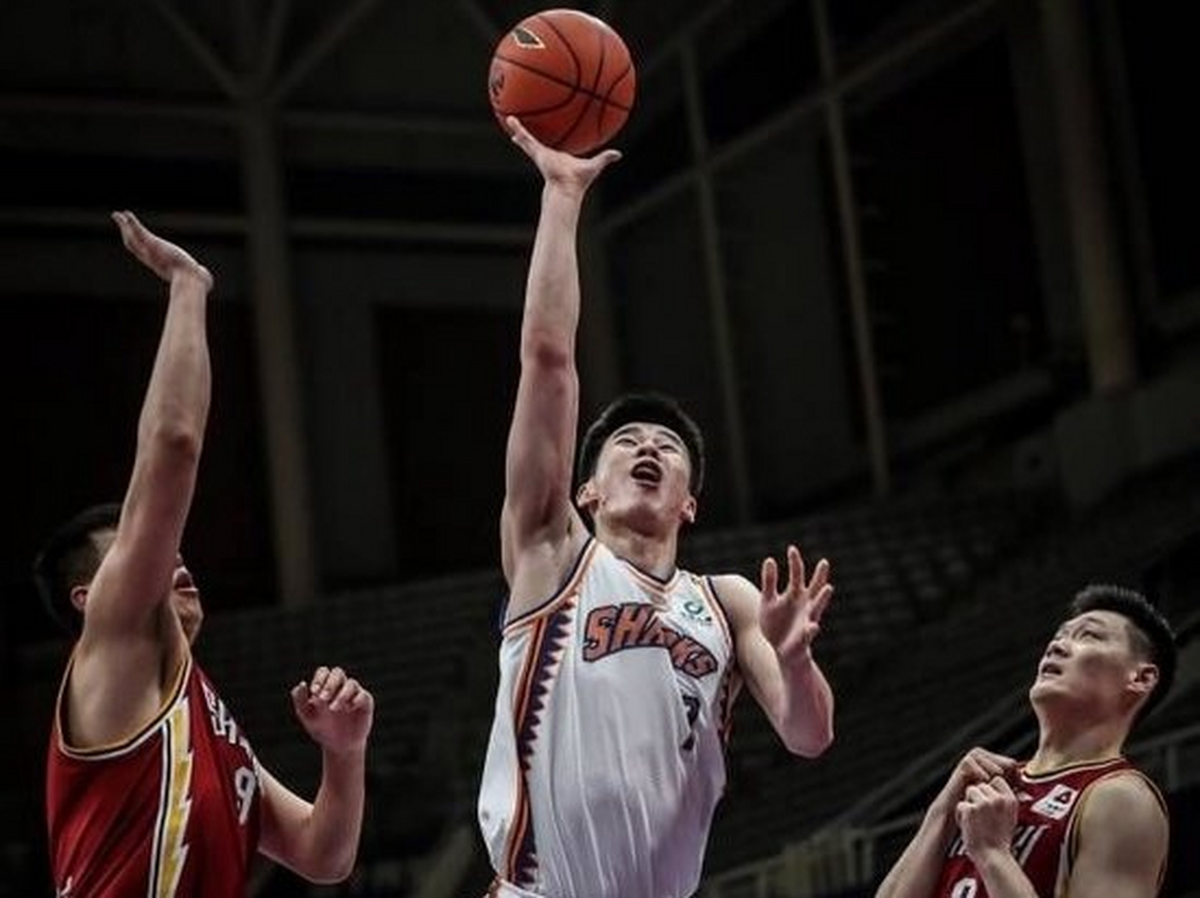 开云体育登录-强大对手遇见困境，球队持续爆发困难重重