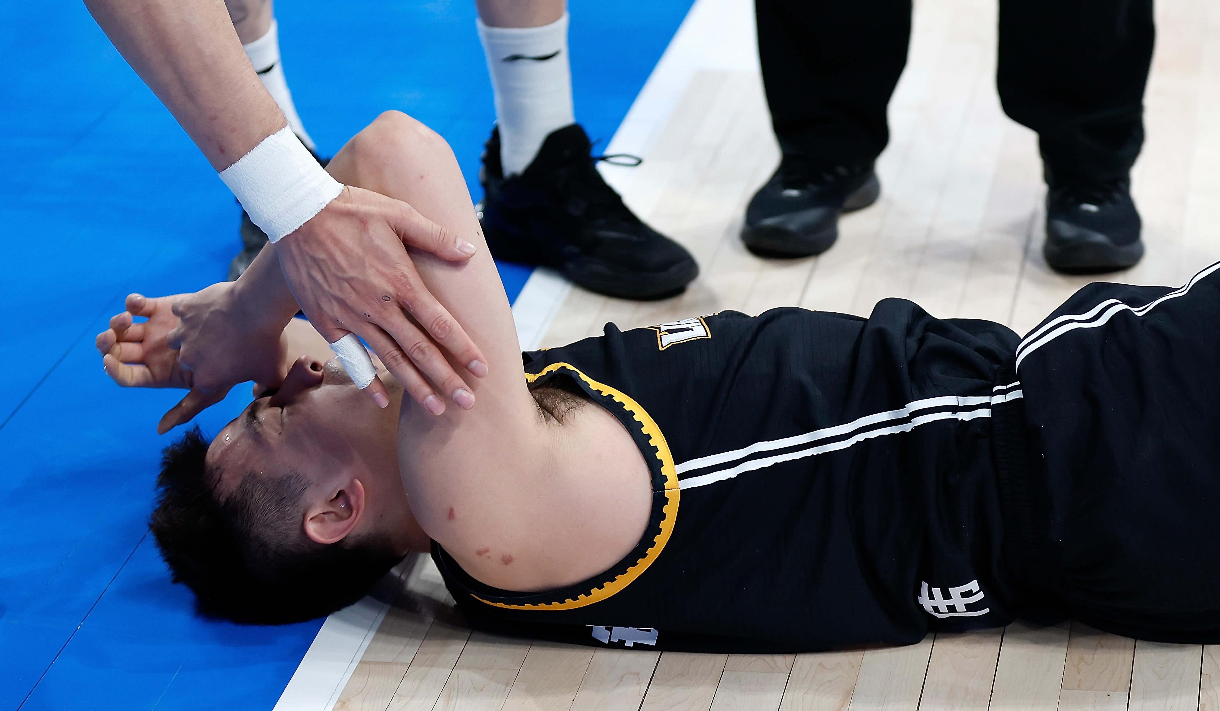 开云APP-运动员意外受伤，比赛陷入停滞