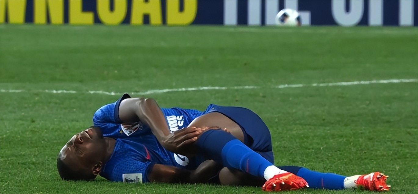 运动员意外受伤，比赛陷入停滞