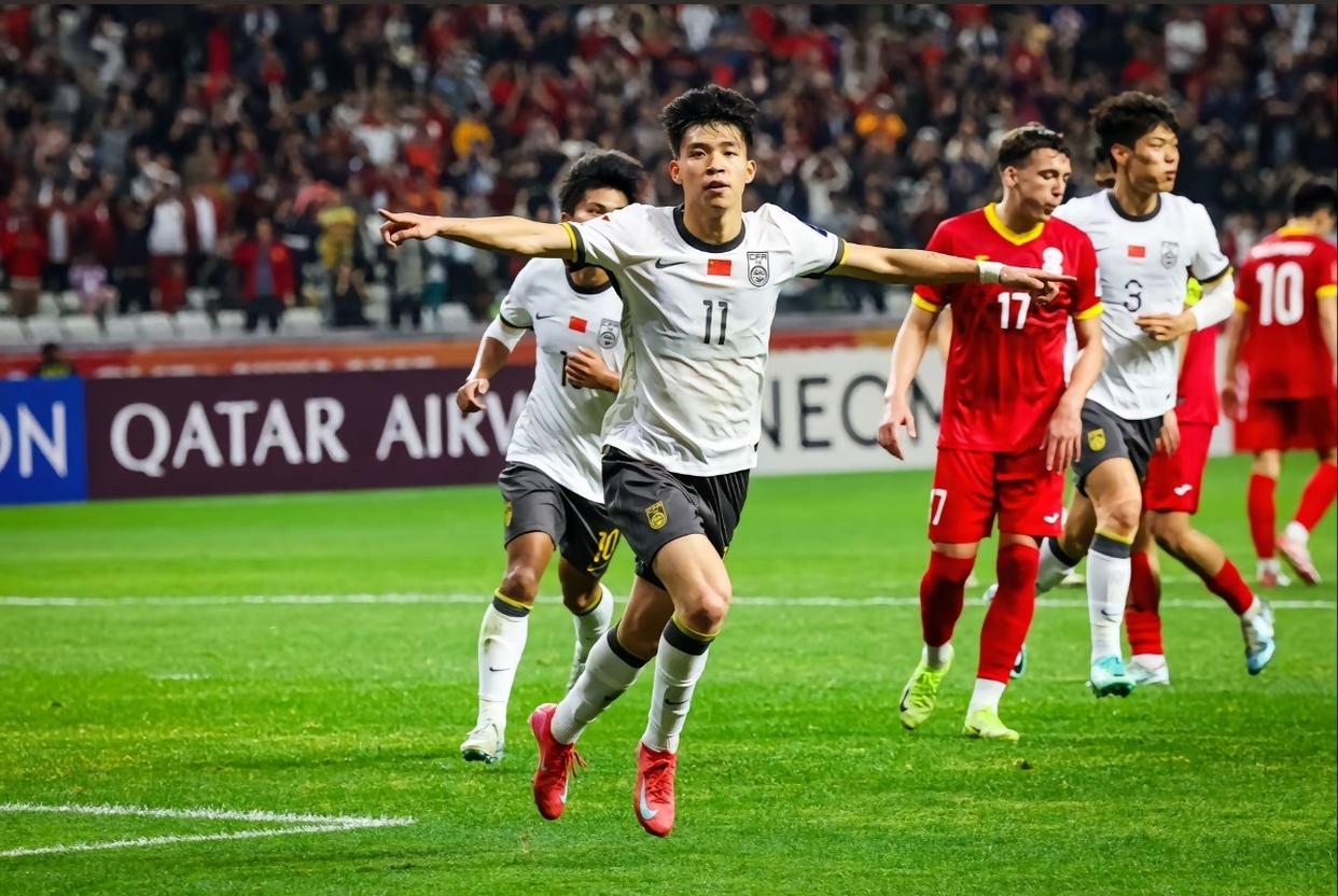 开云体育-精彩比赛展开：球队实力抗衡