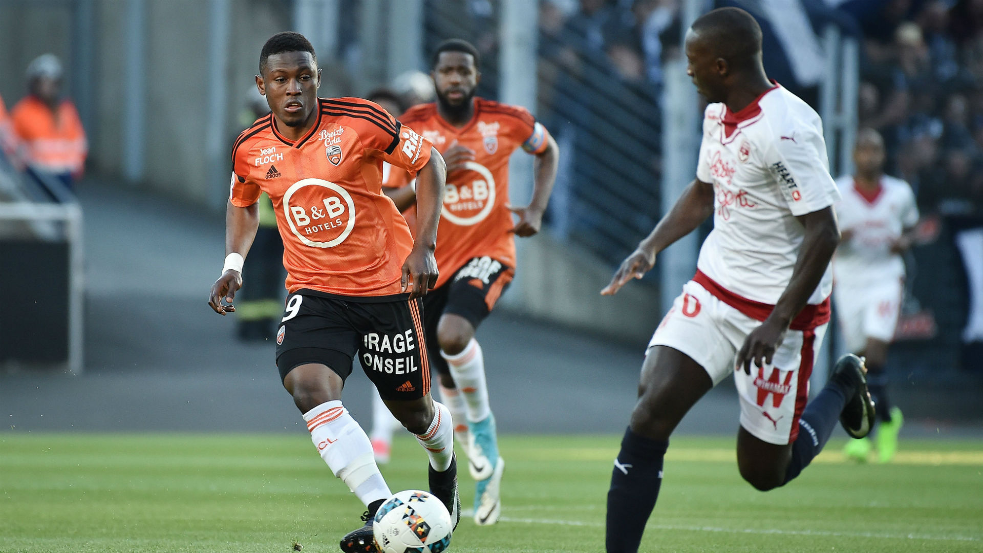 开云体育登录-包含里昂客场憾负巴黎，晋级道路愈发坎坷的词条