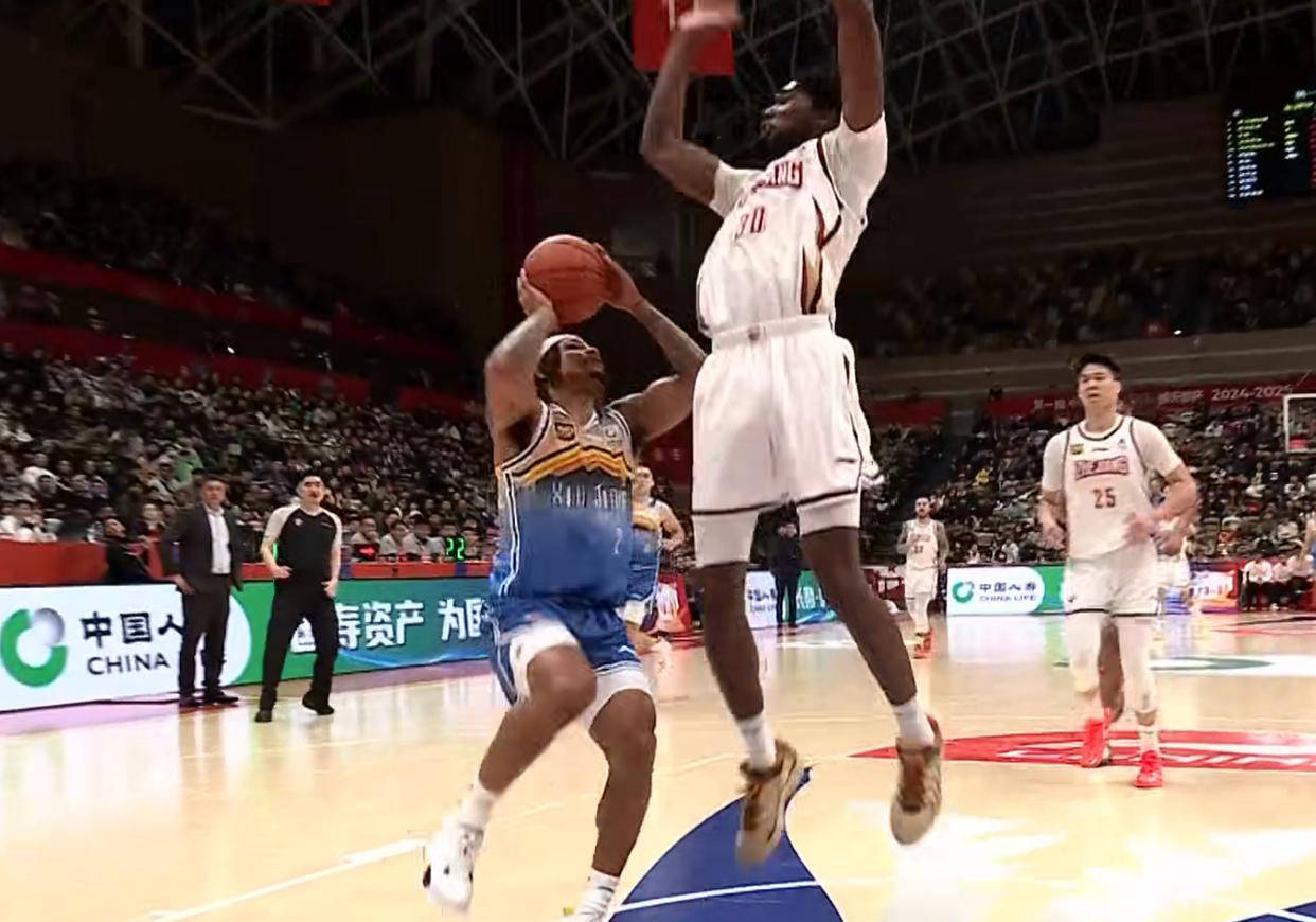 球员关键时刻爆发，助球队成功