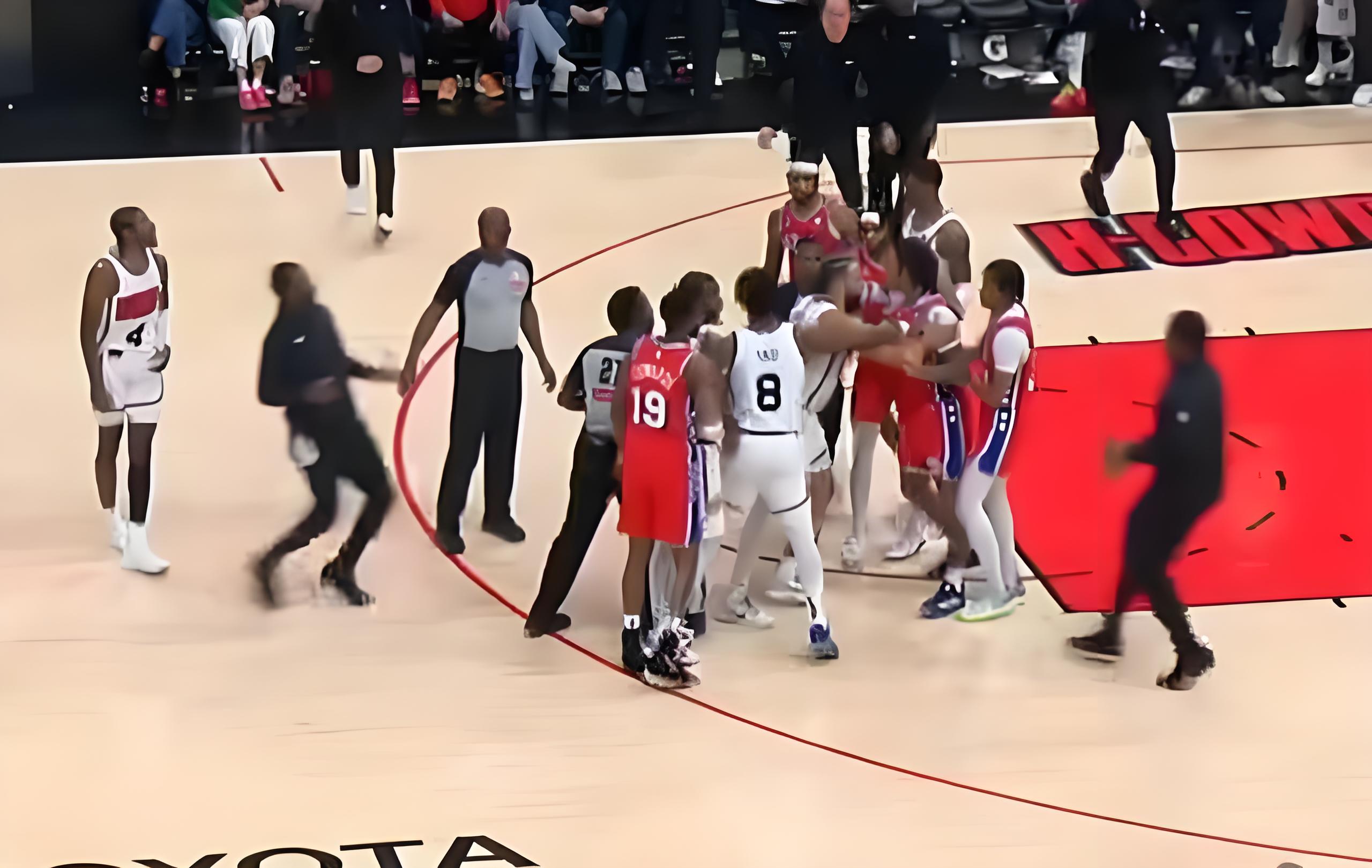 开云体育APP下载-NBA球员受伤下场，球队一度落后