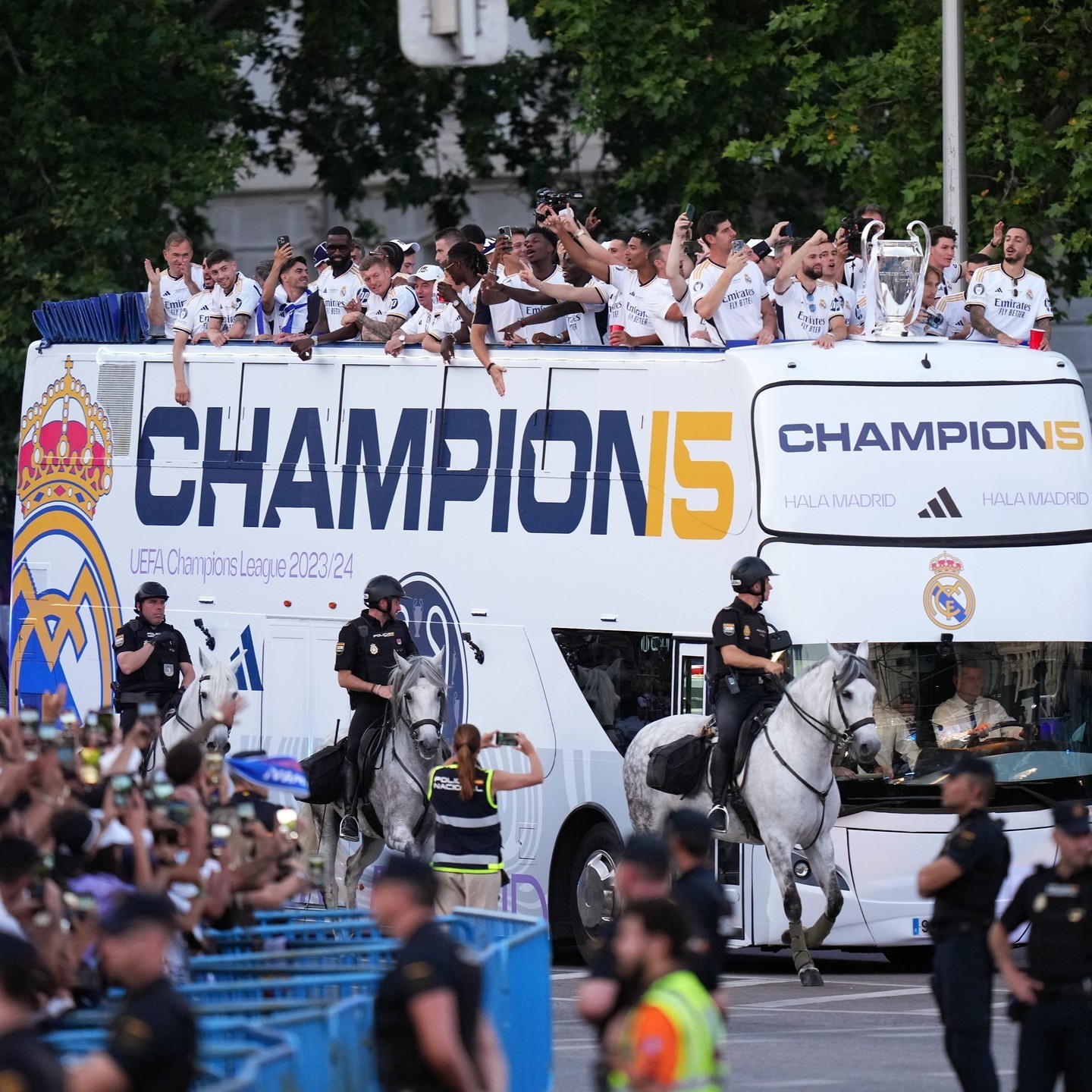 开云官网-皇马赢得伊斯坦布尔之战，重返顶峰