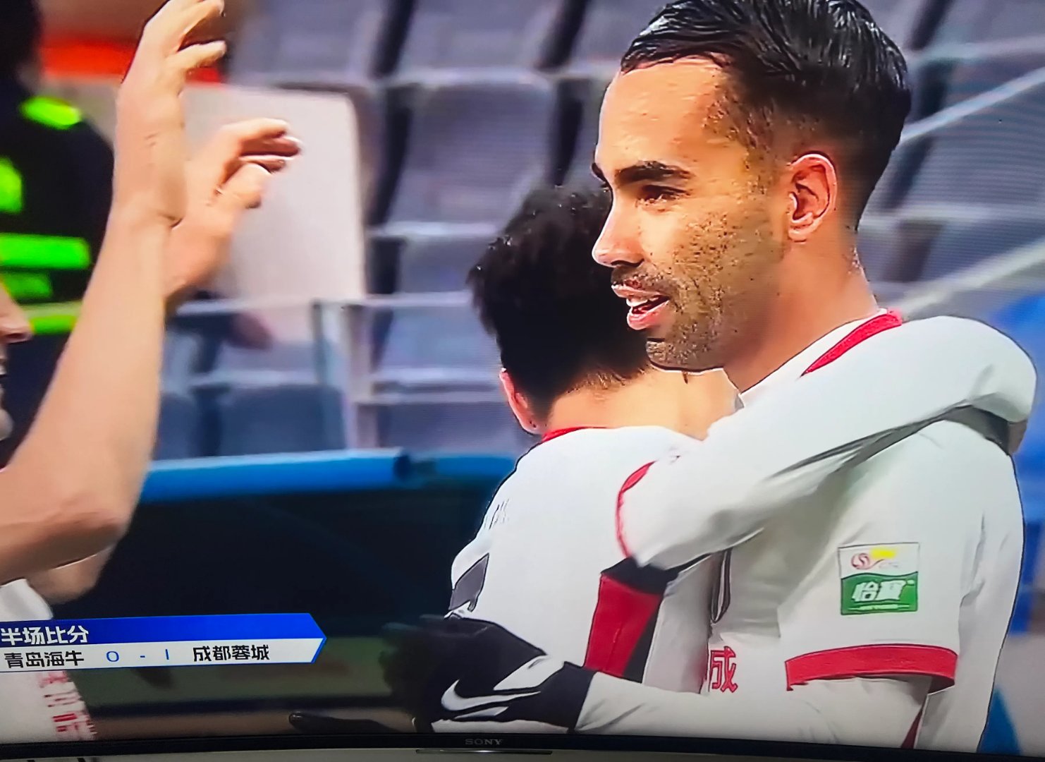 欧预赛比赛异常火爆，球迷热情高涨！