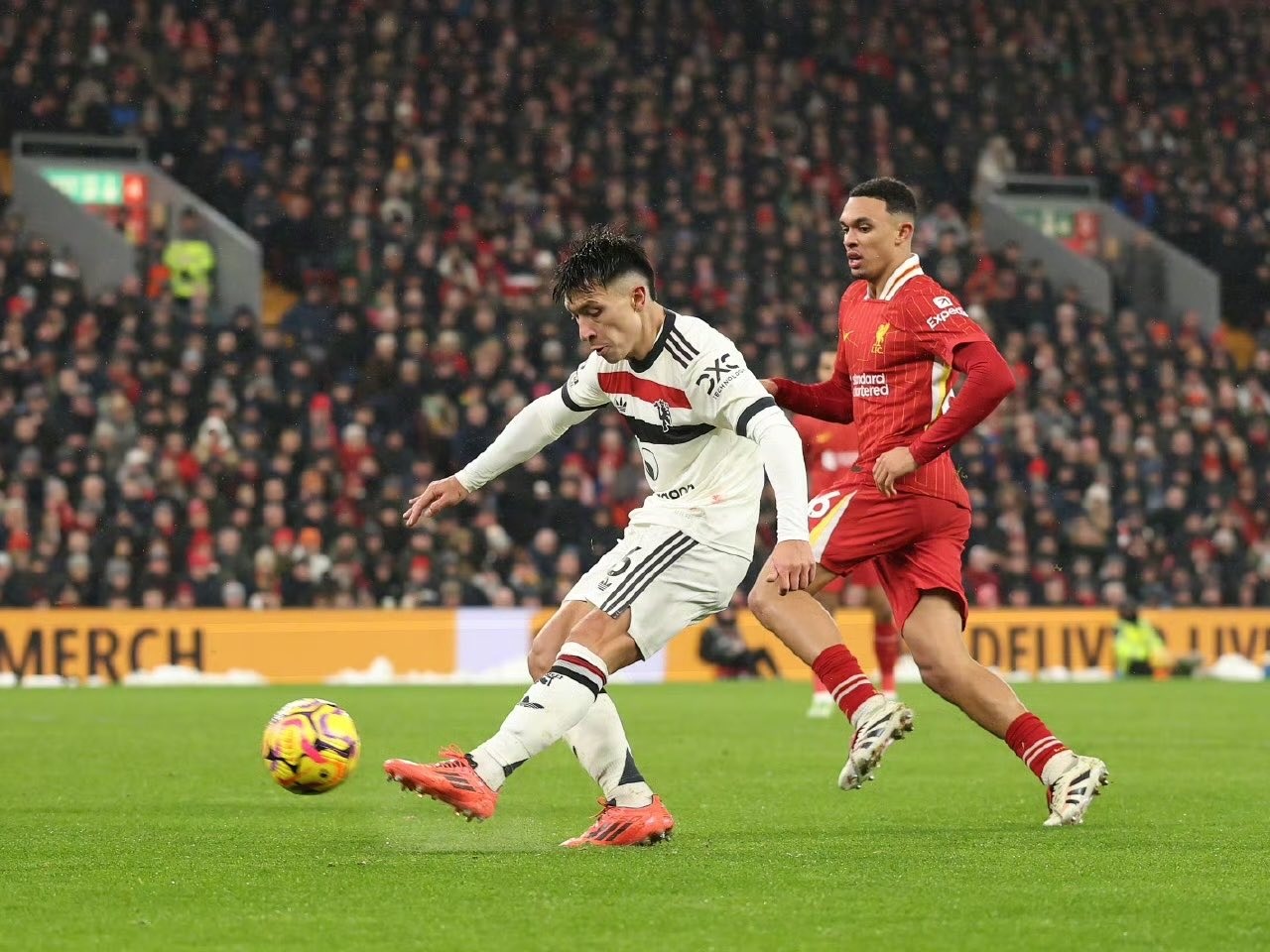 曼联客场逼平对手，保持不败