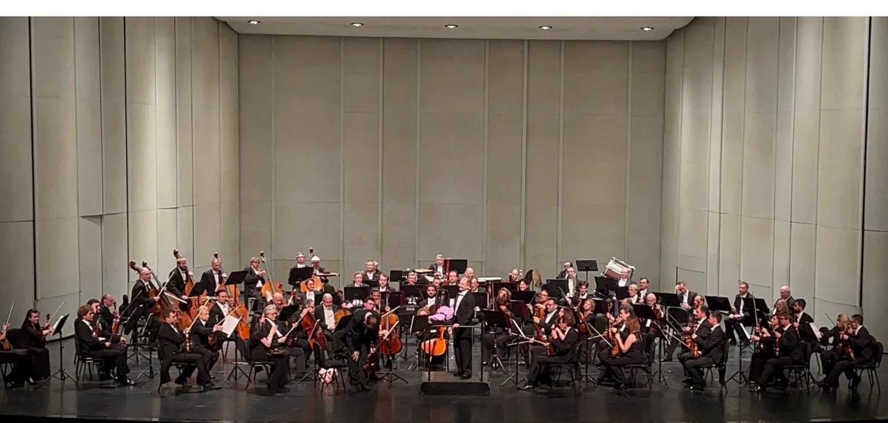 开云体育app-球队哨声交响乐团举行音乐会演出