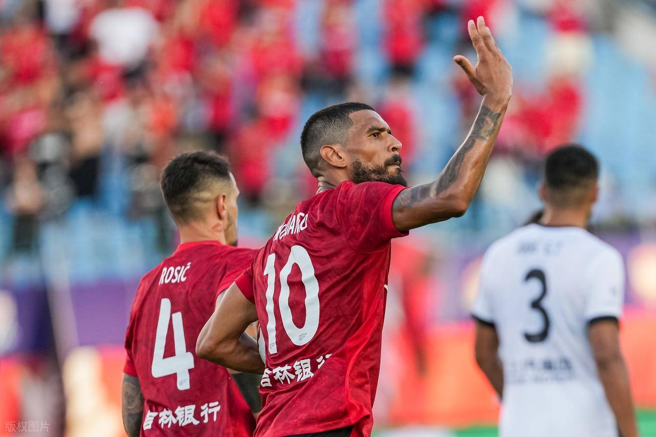 北京国安客场大胜上海上港，稳坐积分榜榜首