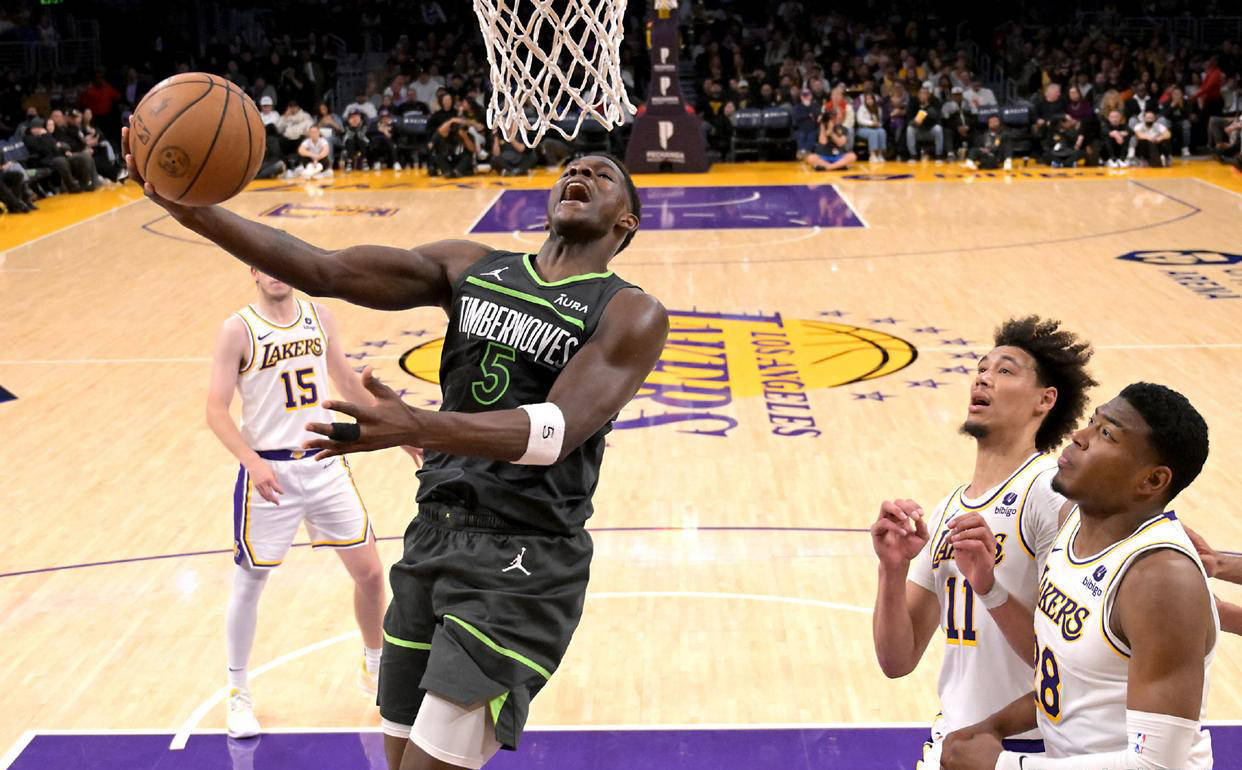 沙尔克后卫抢断成功扭转比分:德国后卫功勇翻盘