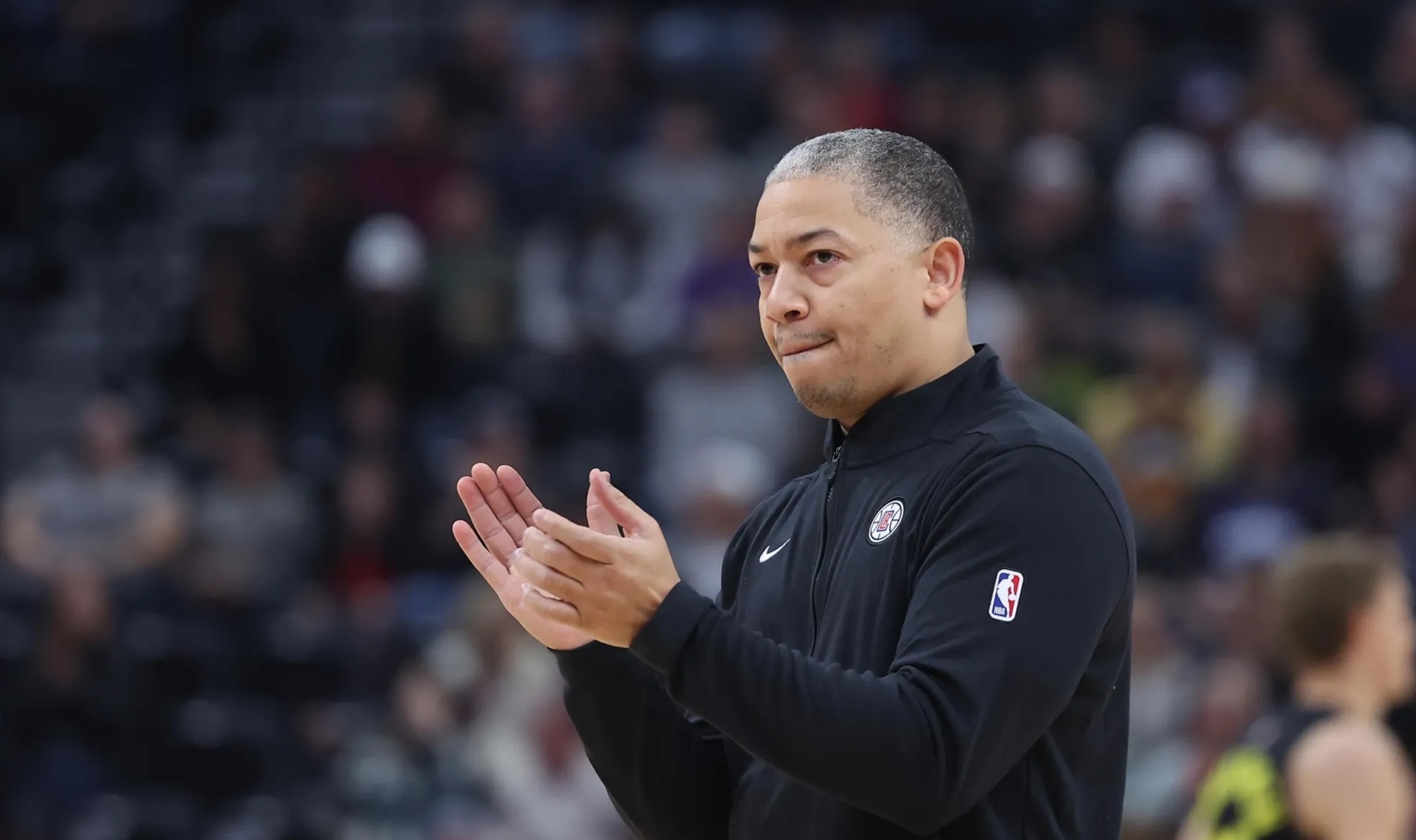 快船队主帅决定更换战术，力保胜利