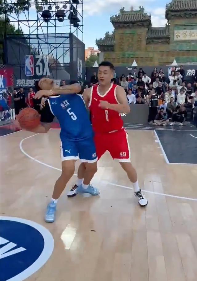 开云体育-纷争不断：外籍球员加盟国外联赛遭受困扰