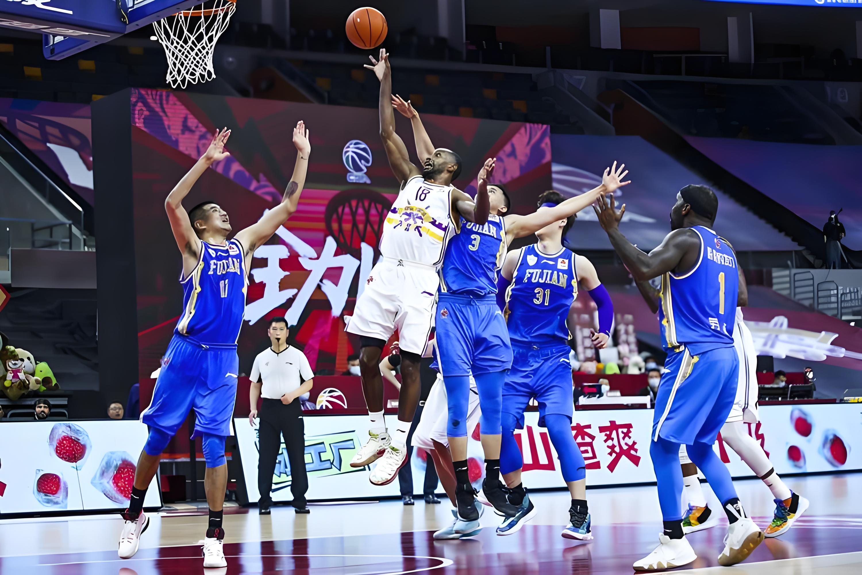 新疆乌鲁木齐篮球馆迎来激烈角逐，现场气氛热烈！