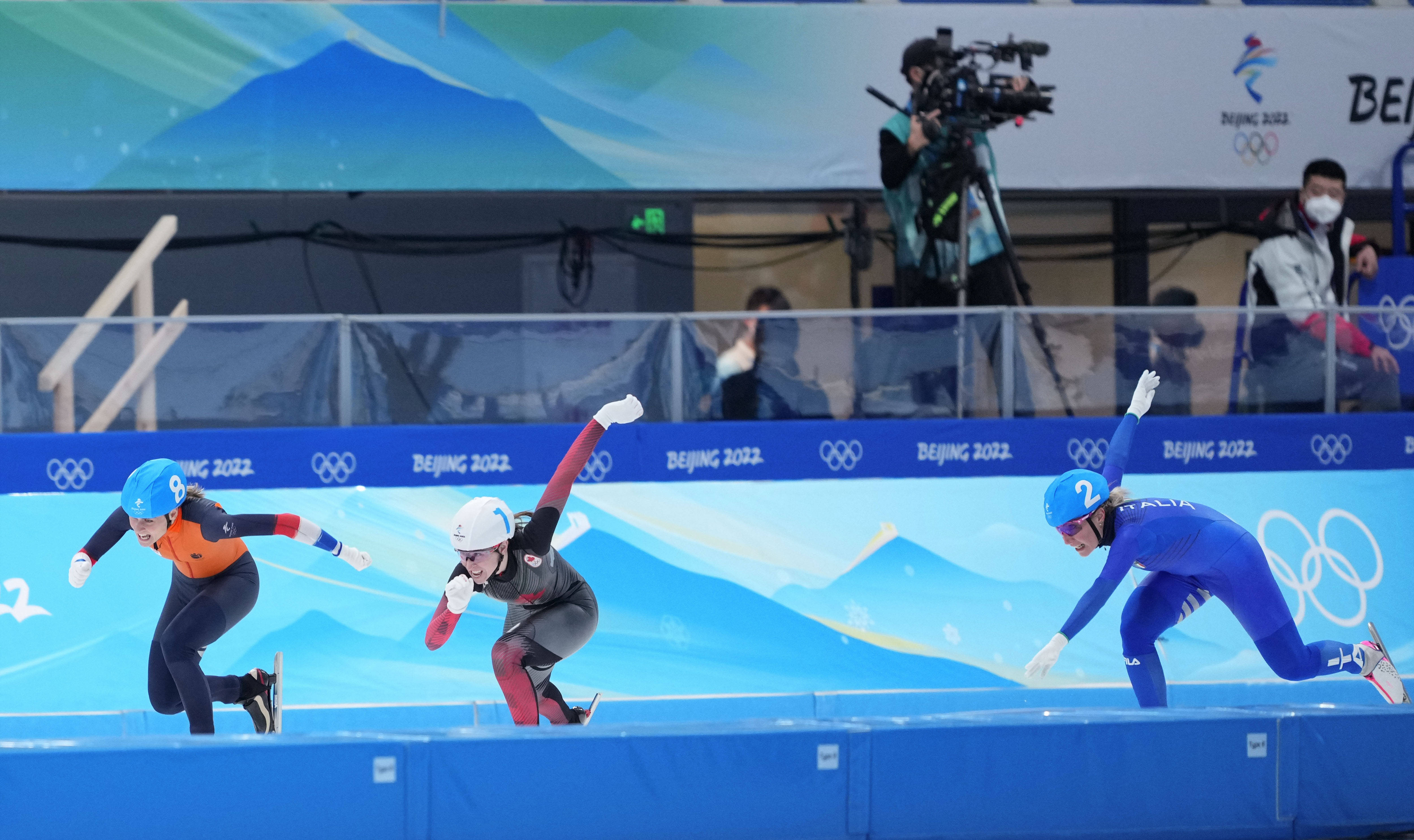 荷兰滑冰队在比赛中力压对手，夺冠