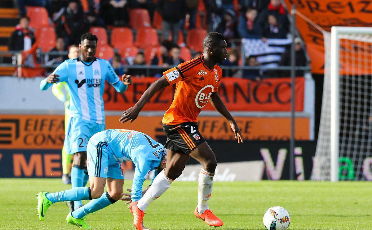 勒沃库森阵中后防出现漏洞，需尽快解决