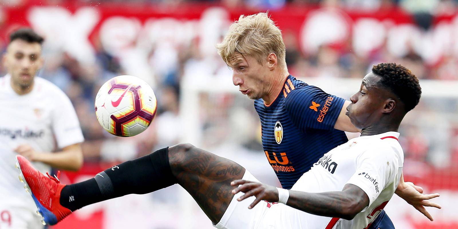 开云体育下载-欧洲联赛硝烟四起，球队争夺激烈，胜负难料