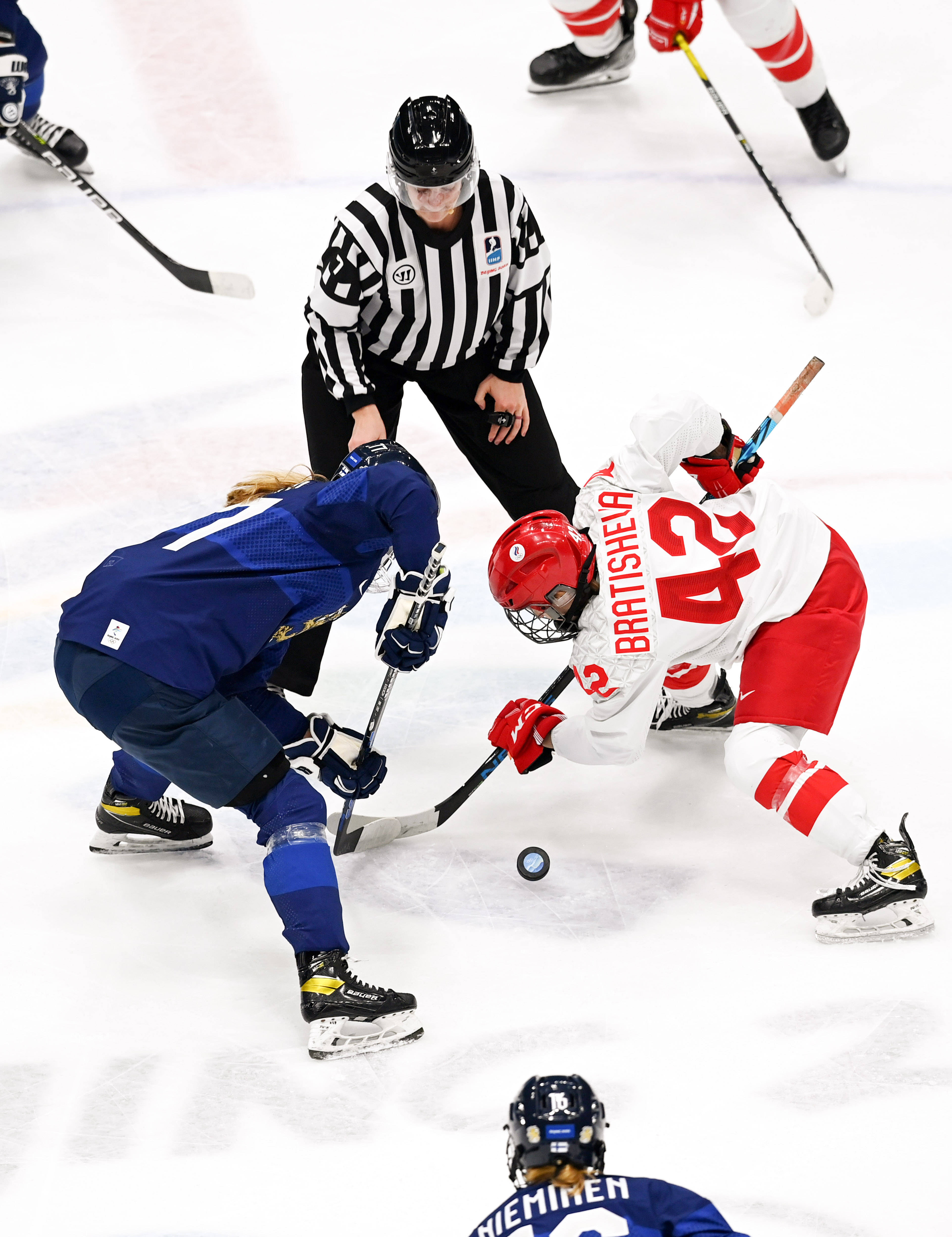 北欧力量：芬兰冰球队轻松晋级下一轮