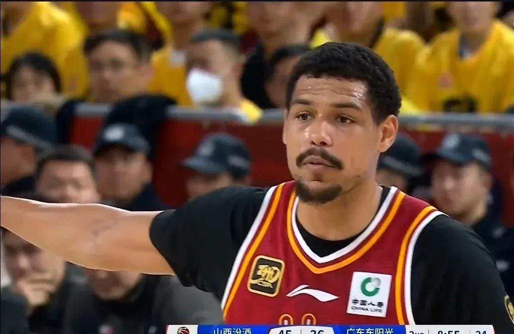 比赛中爆发红牌战，两队硬仗难解