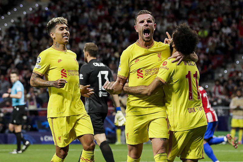 豪门拼搏：激烈对决争夺领跑地位