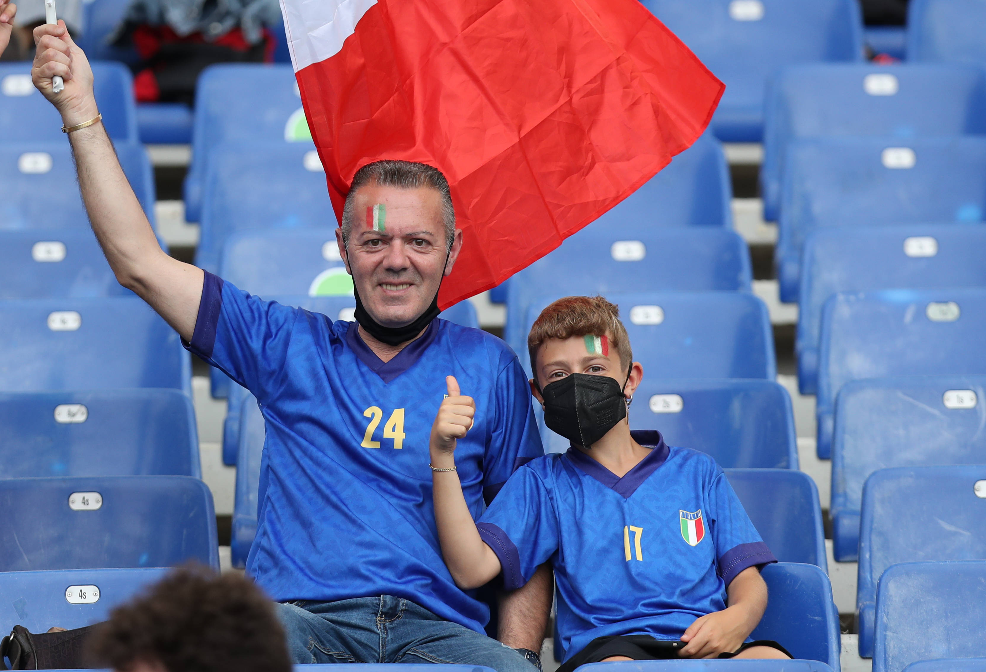 开云体育APP下载-足球明星悉尼演出，球迷激动不已