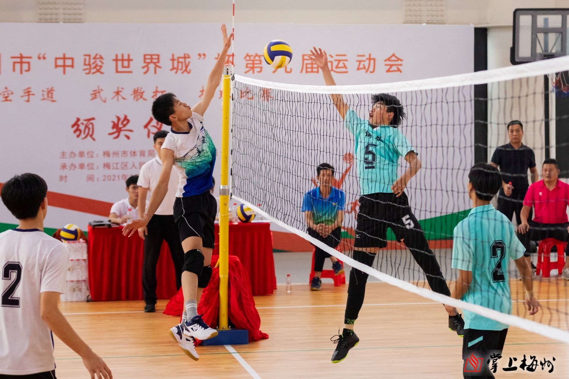 开云体育官网-运动员斗志昂扬，誓夺桂冠座次