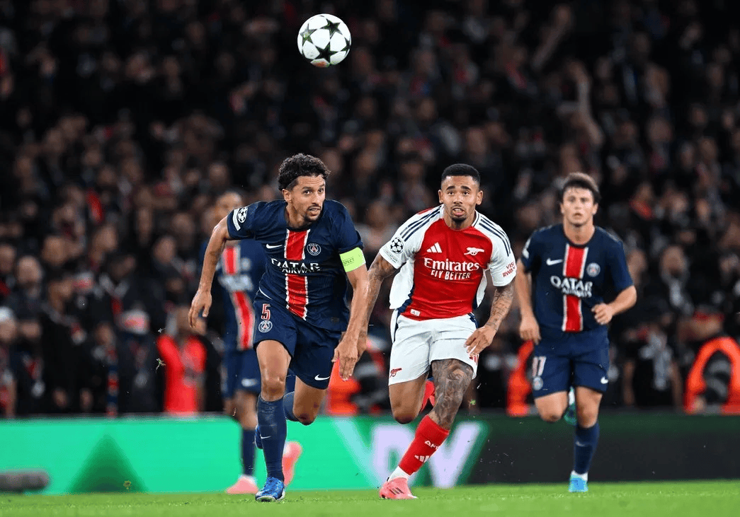 十字半场！球队持续对抗搏斗展现拼搏精神