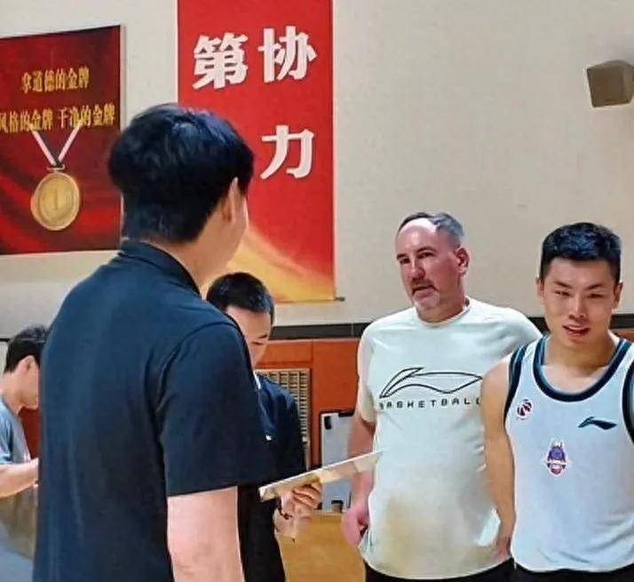 开云体育下载-实战检验球员能力，身姿矫健技压群雄