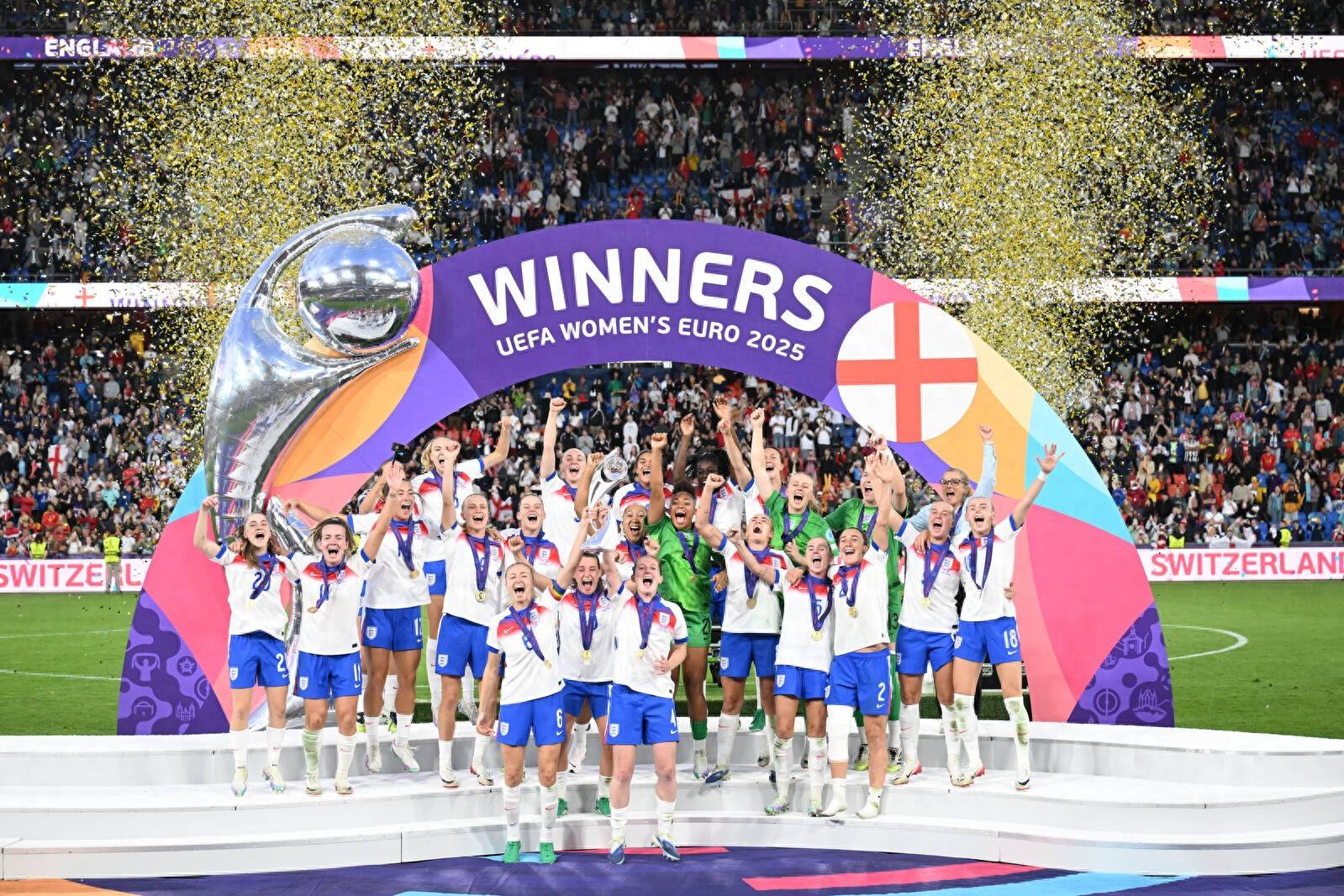 包含英格兰晋级欧洲杯外围赛，神情轻松愉悦的词条