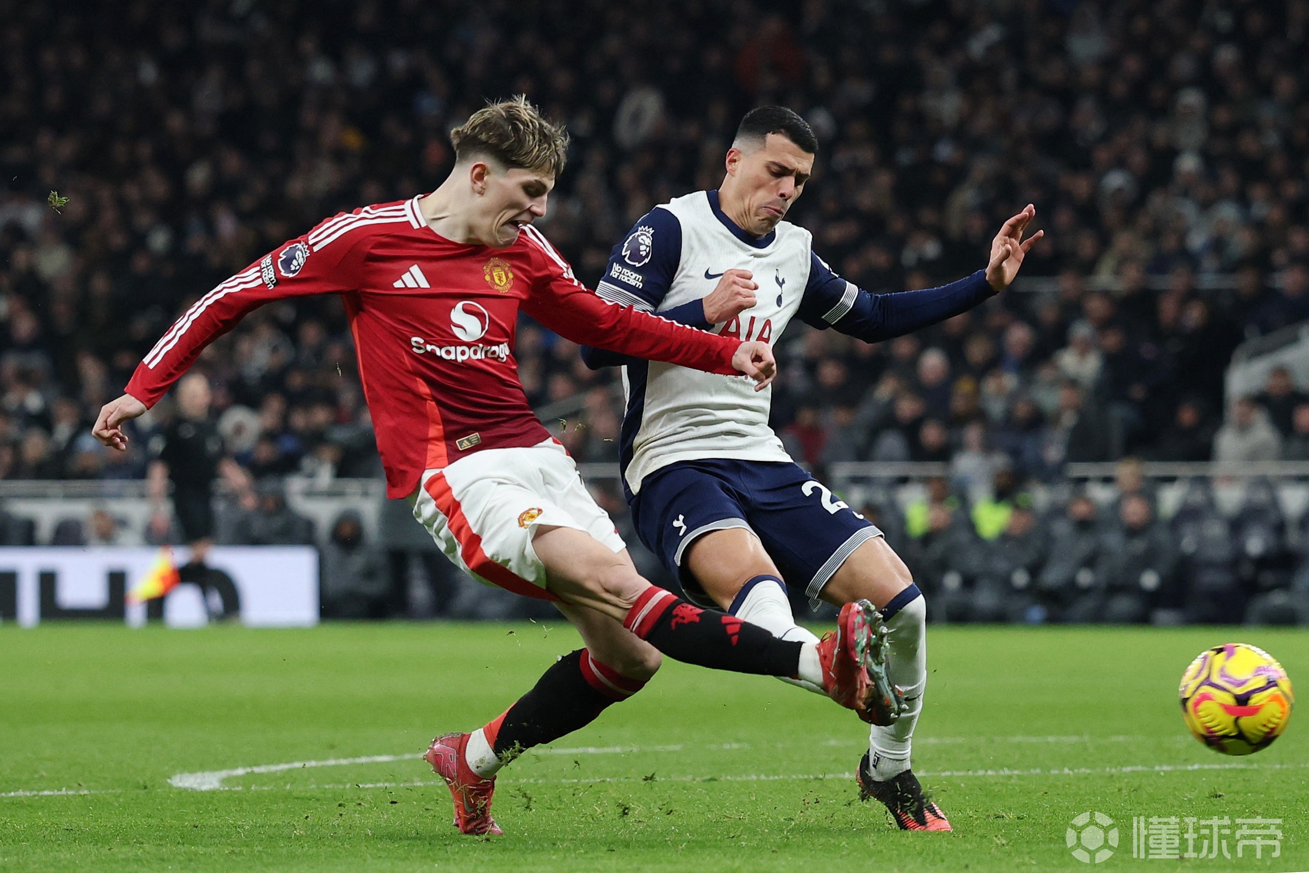 曼联球队胜出争夺明星球员转会战