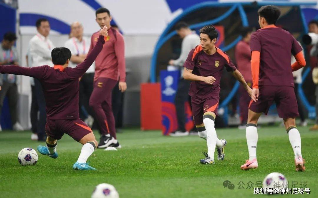 开云体育-足球场上对抗激烈，球员心态调整争胜欲强