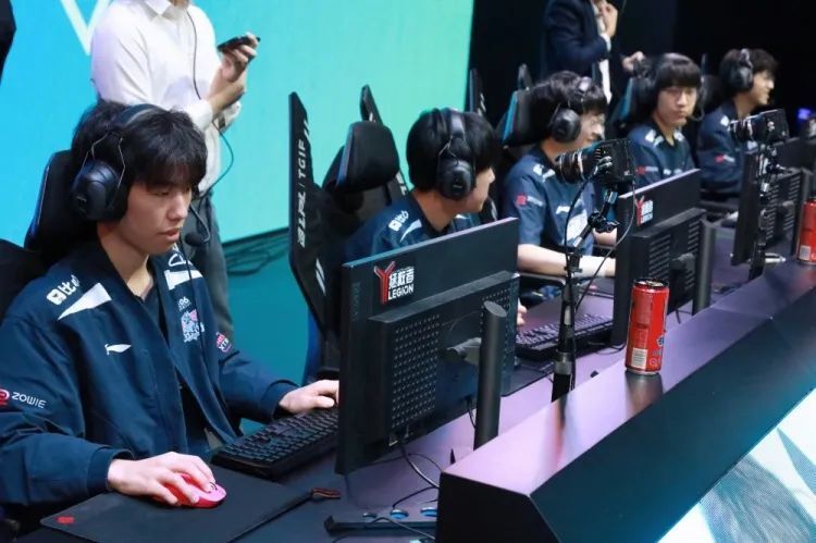 开云体育下载-关于EDG横扫PSG，ShowMaker单局斩获MVP宿敌对决2025世界赛，引爆全场热议的信息