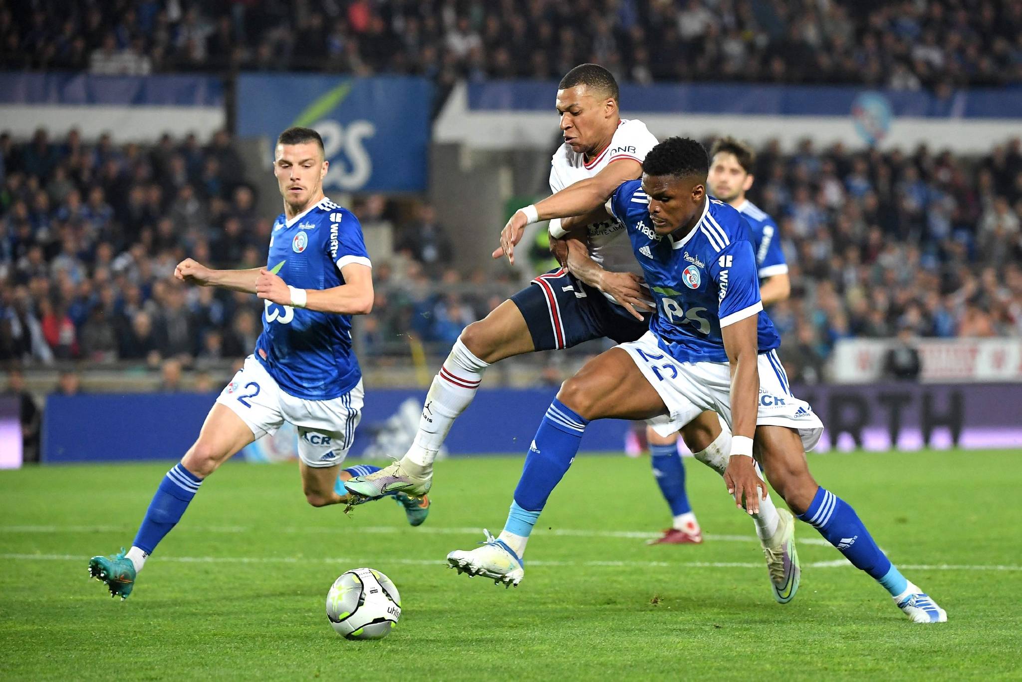 开云体育入口-法甲球队在比赛中取胜，成为球迷心中焦点