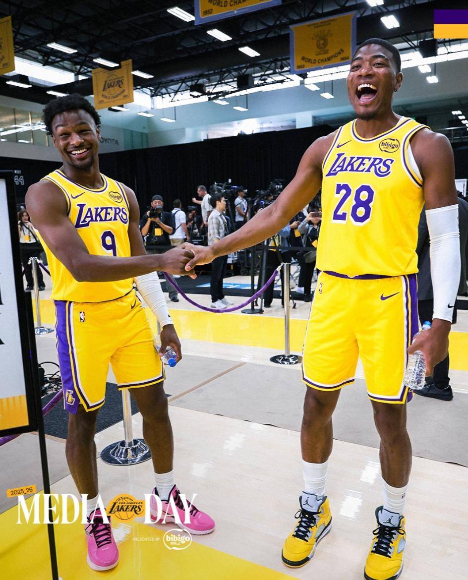 开云下载-湖人队签下詹姆斯，组建超级阵容