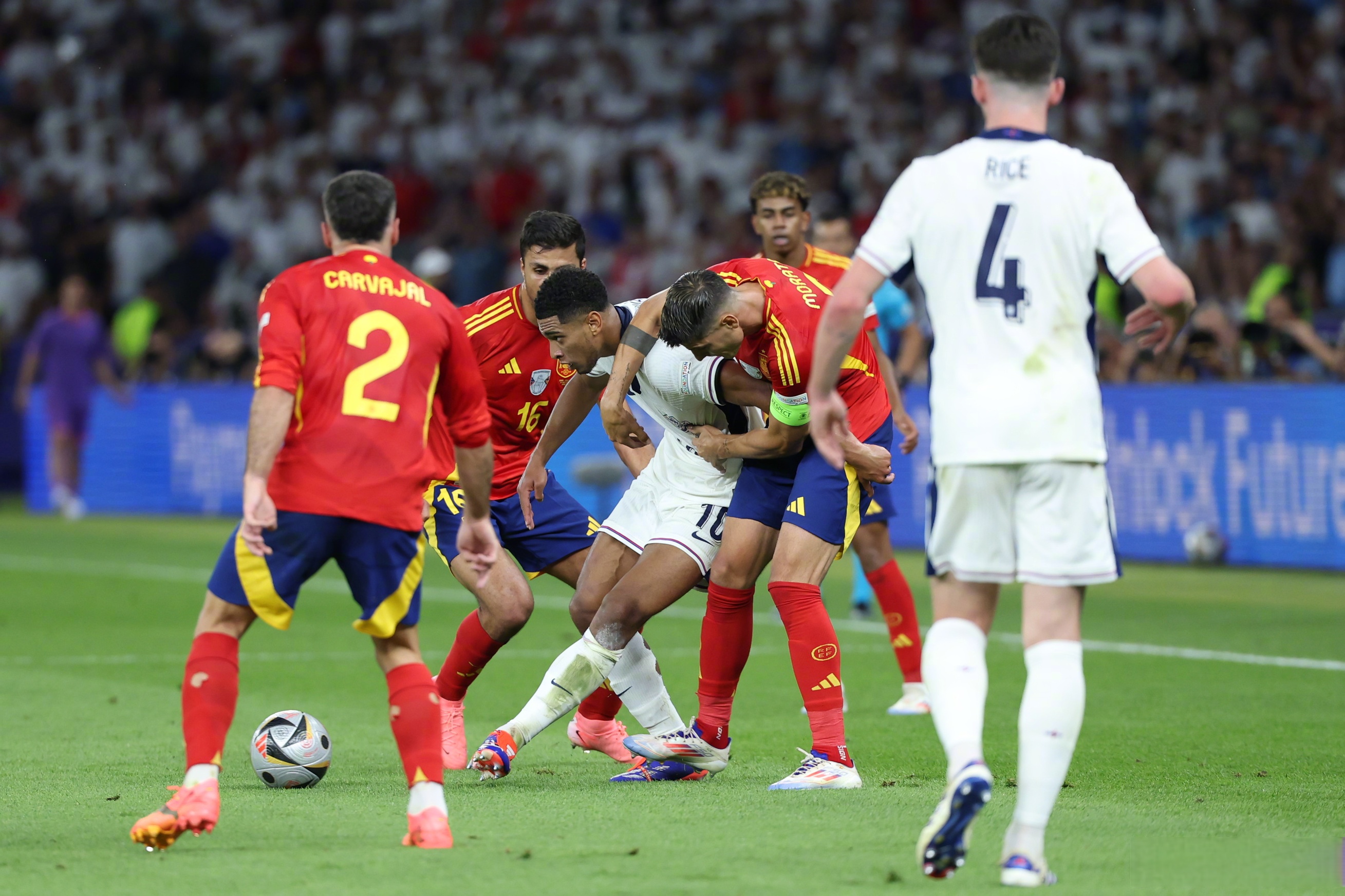 开云体育官方网站-欧洲杯比赛场面持续激烈，球员表现出色