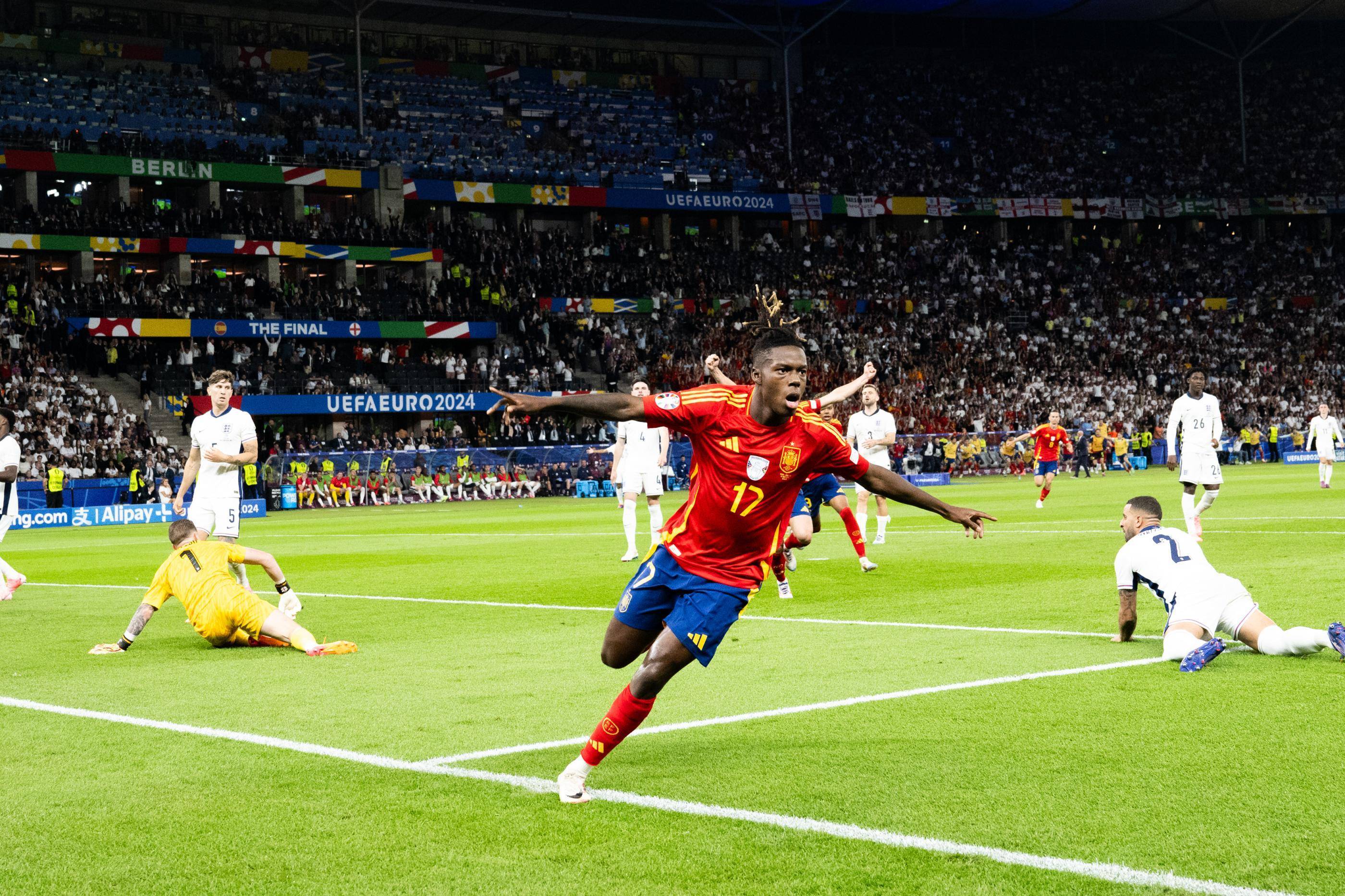 欧洲杯比赛场面持续激烈，球员表现出色