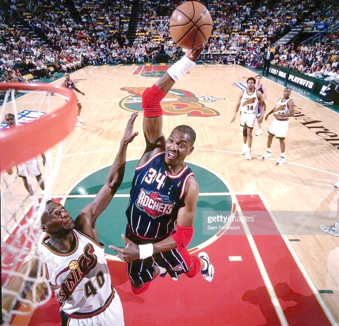 开云体育中国-火箭队内讧频发，球队团结受到考验