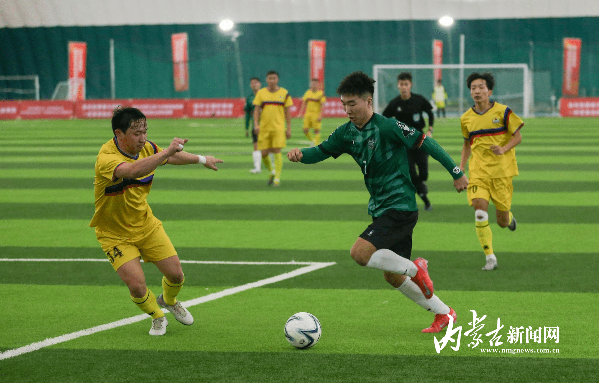 足球精彩比拼，激烈角逐吸睛